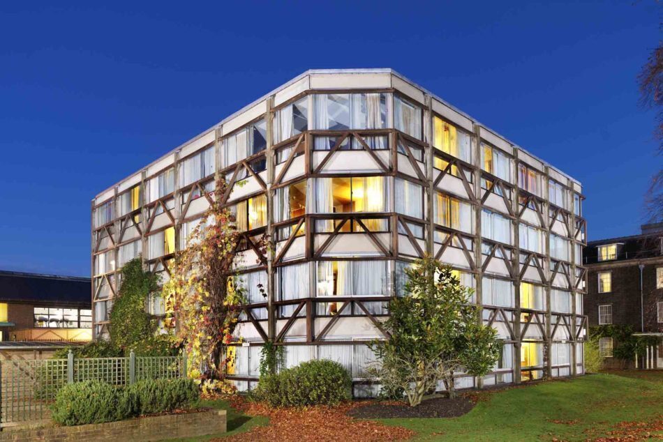 Элисон и Питер Смитсоны. Садовый корпус колледжа Св. Хильды, Оксфорд. 1967&ndash;1970. Фото: Джеймс О. Дэвис. &copy; Historic England Archive