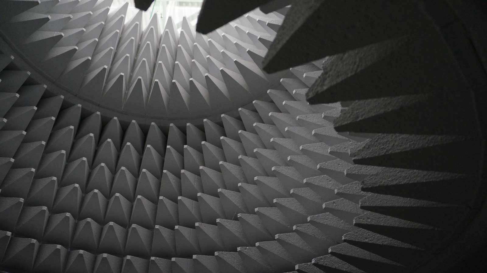 Сергей Касич, бюро &laquo;СХЕМА&raquo;, Филипп Сологуб. Презервация тишины (малая версия). 2016Вид инсталляции на выставке-презентации работ финалистов открытого конкурса паблик арта &laquo;ЗИЛАРТ в городе&raquo;, организованной в &laquo;ЗИЛАРТ Hall&raquo; в рамках II Биеннале АРТМОССФЕРА, Москва. 2016Предоставлено Сергеем Касичем