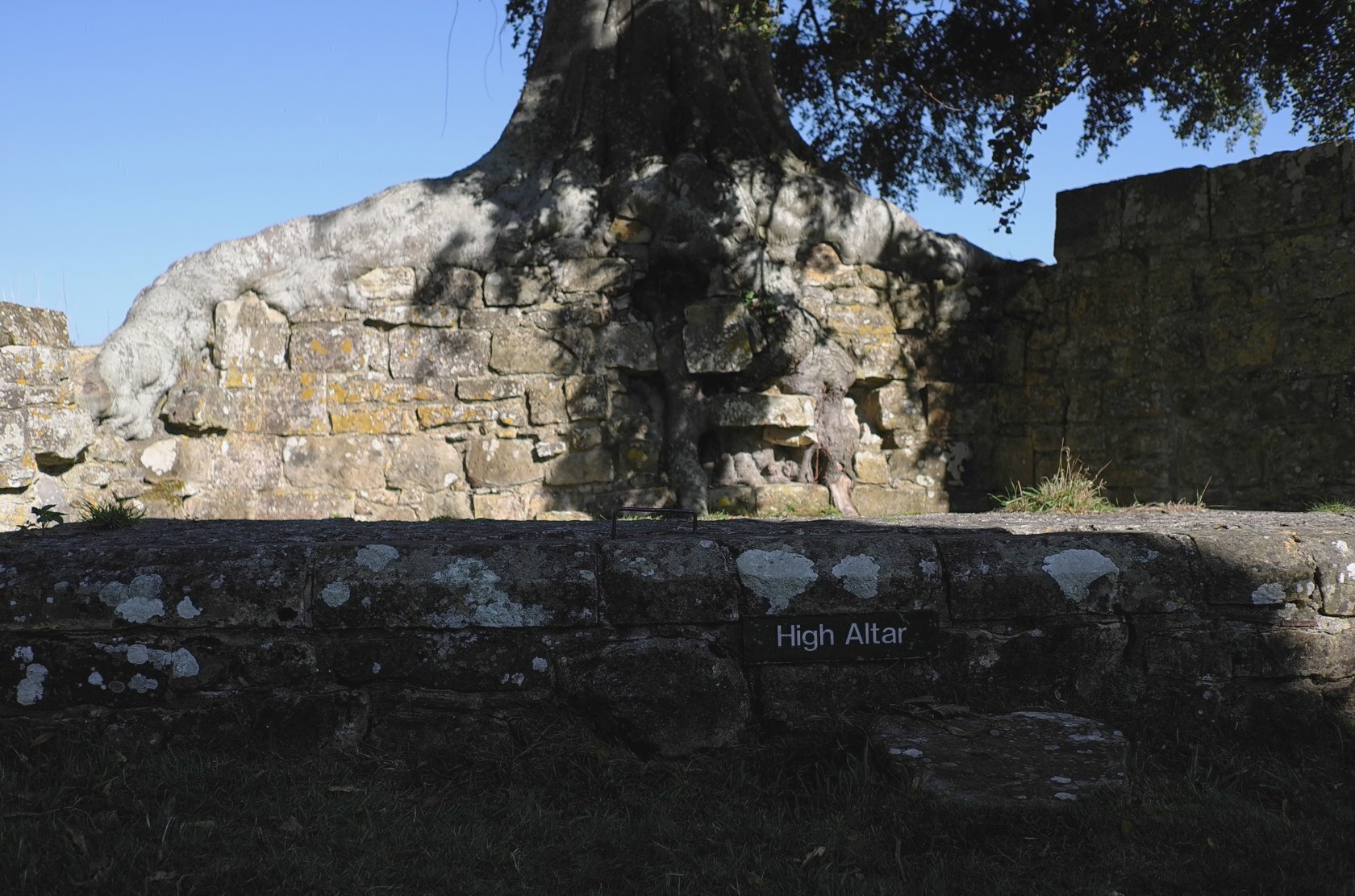 Вид инсталляции Александры Сухаревой «Скоба» в Бейхемском аббатстве. 2013 Предоставлено художником