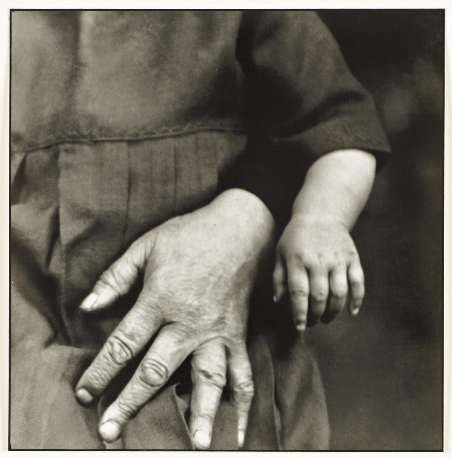 Август Зандер. Учеба &mdash; Человек [Бабушка и Ребенок]. Около 1919. &copy; Tate and National Galleries of Scotland. Предоставлено Энтони Д&rsquo;Оффэ, 2010