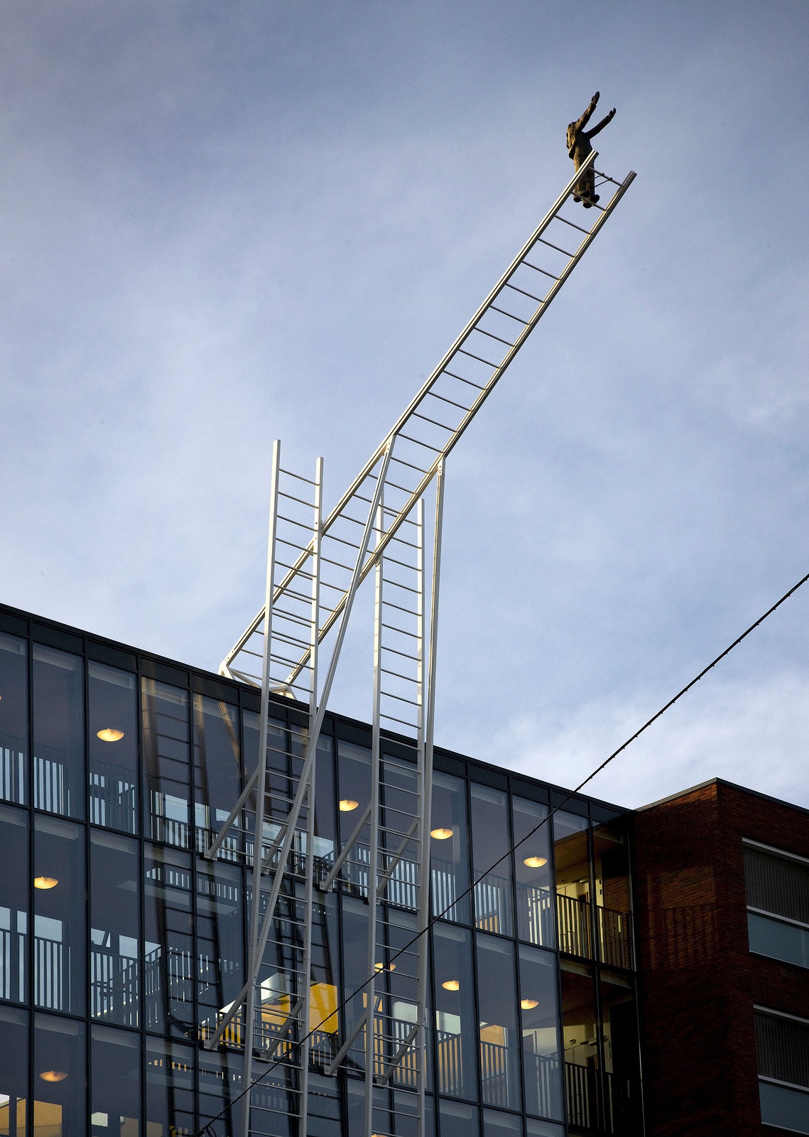 Илья и Эмилия Кабаковы. Как встретить ангелаВид инсталляции на фасаде клиники Ментрум, Амстердам. 2009Фото: Эмилия Кабакова