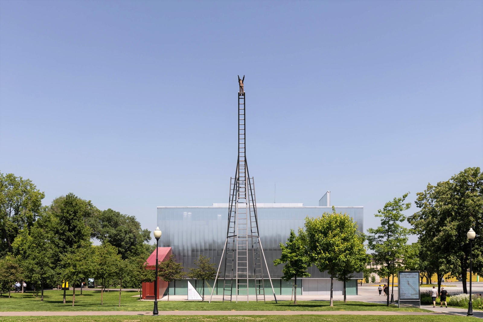 Инсталляции Ильи и Эмилии Кабаковых «Как встретить ангела» рядом с Музеем современного искусства «Гараж», Москва. 2019Фото: Иван Ерофеев© Музей современного искусства «Гараж»