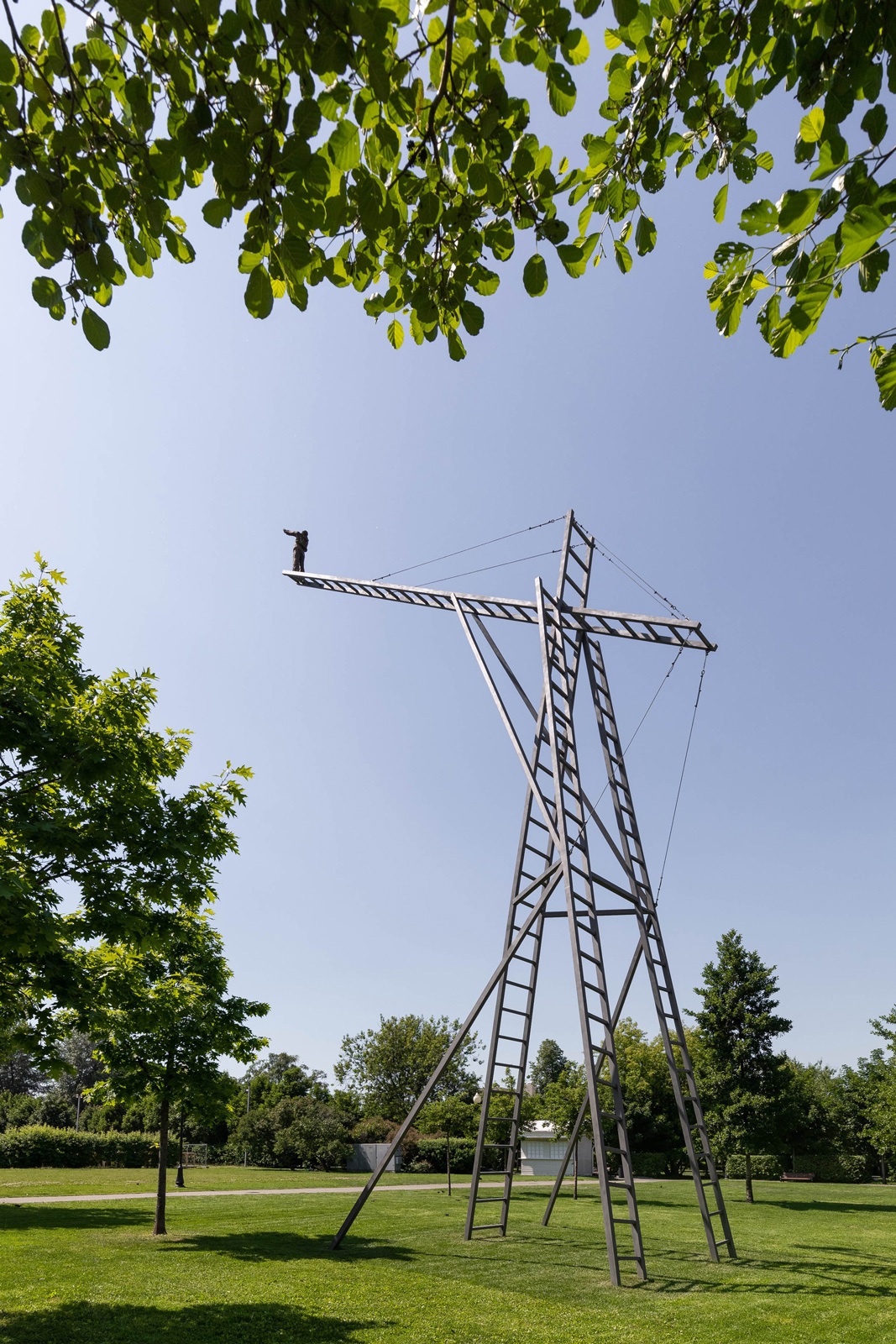 Инсталляции Ильи и Эмилии Кабаковых «Как встретить ангела» рядом с Музеем современного искусства «Гараж», Москва. 2019Фото: Иван Ерофеев© Музей современного искусства «Гараж»