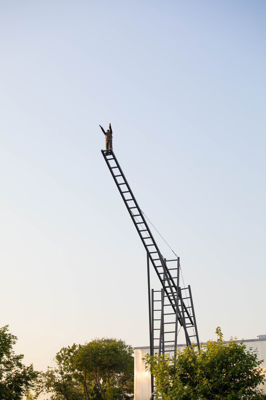 Инсталляции Ильи и Эмилии Кабаковых «Как встретить ангела» рядом с Музеем современного искусства «Гараж», Москва. 2019Фото: Иван Ерофеев© Музей современного искусства «Гараж»