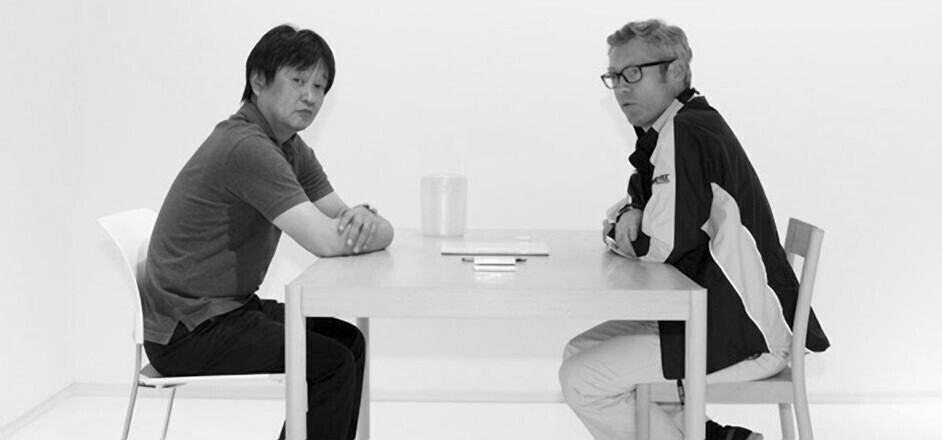 Джаспер Моррисон и Наото Фукасава иллюстрируют свое представление о том, каким должен быть дизайн: объекты, которые соответствуют реальности повседневной жизни. Фотография Nacása & Partners Inc., Студия Джаспера Моррисона. Под редакцией Фумико Ито, Франческа Пикки