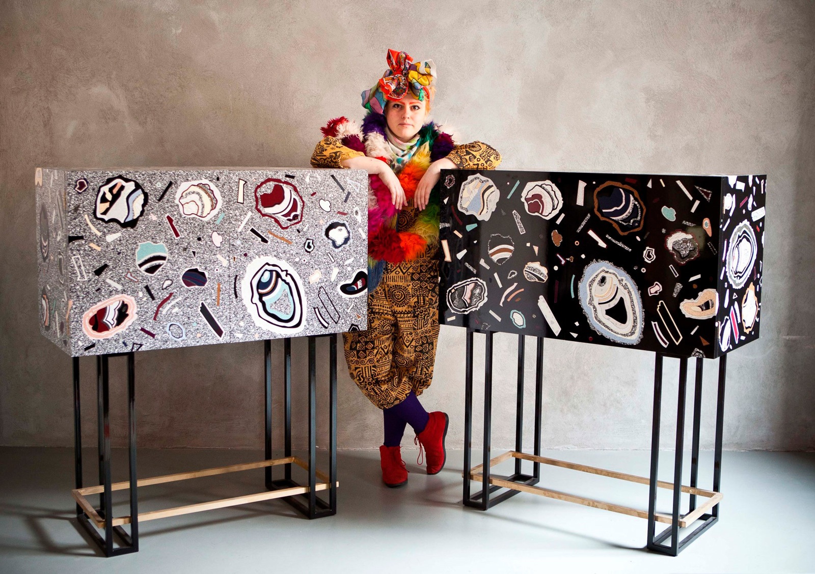 Лаура Бетан Вуд со своими шкафами Hot Rock. 2019. Фото: Nilufar