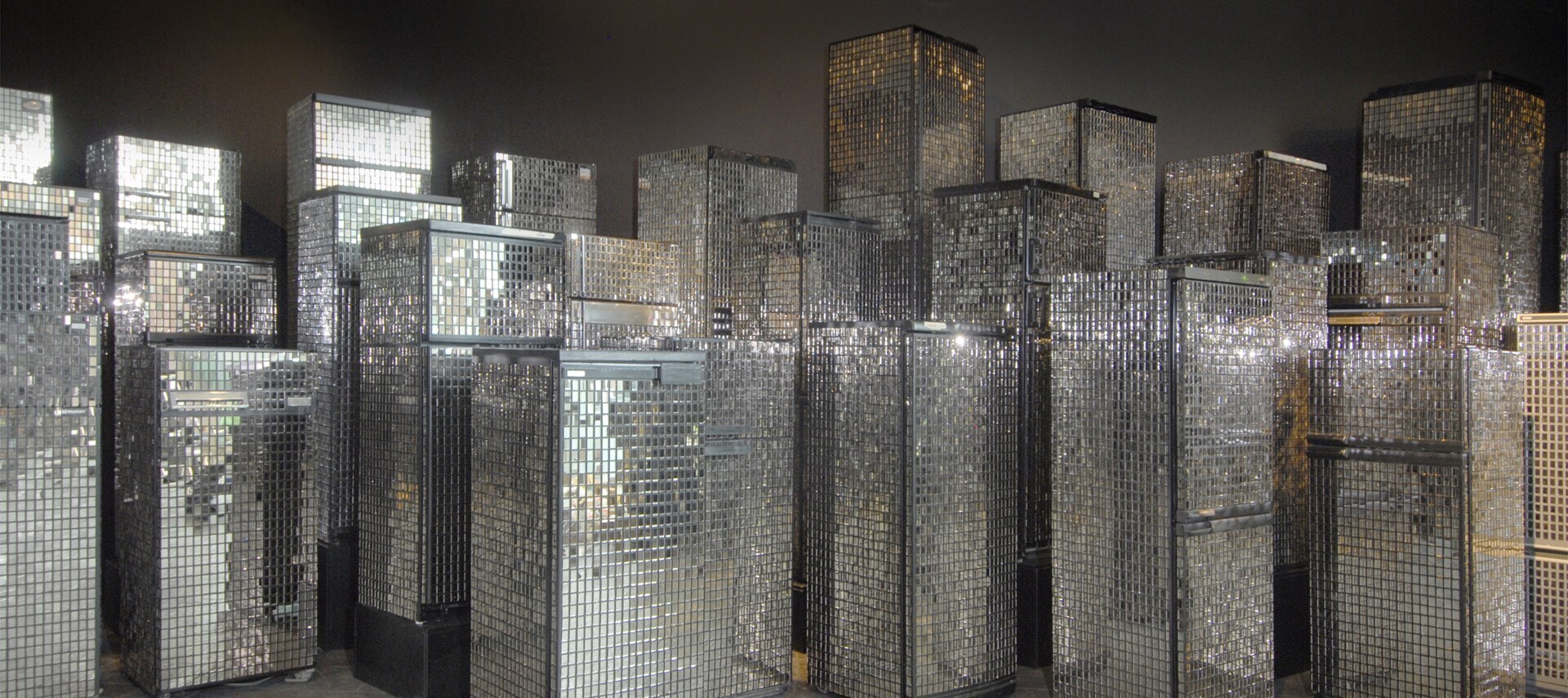 Кадер Аттиа. Без названия (Линия горизонта). Проекция Тихуаны. 2017. Фото: Симон Фогель. &copy; Kader Attia