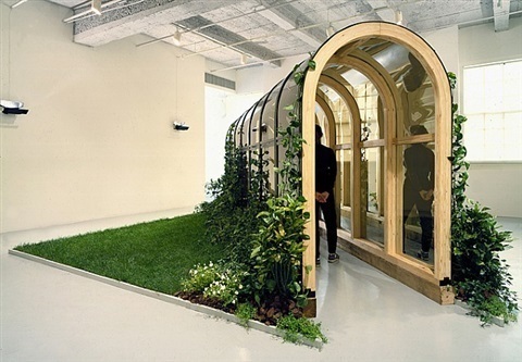 Дэн Грэм. Пергола/Консерватория. Стекло, дерево, сталь. Предоставлено галереей Marian Goodman, Париж