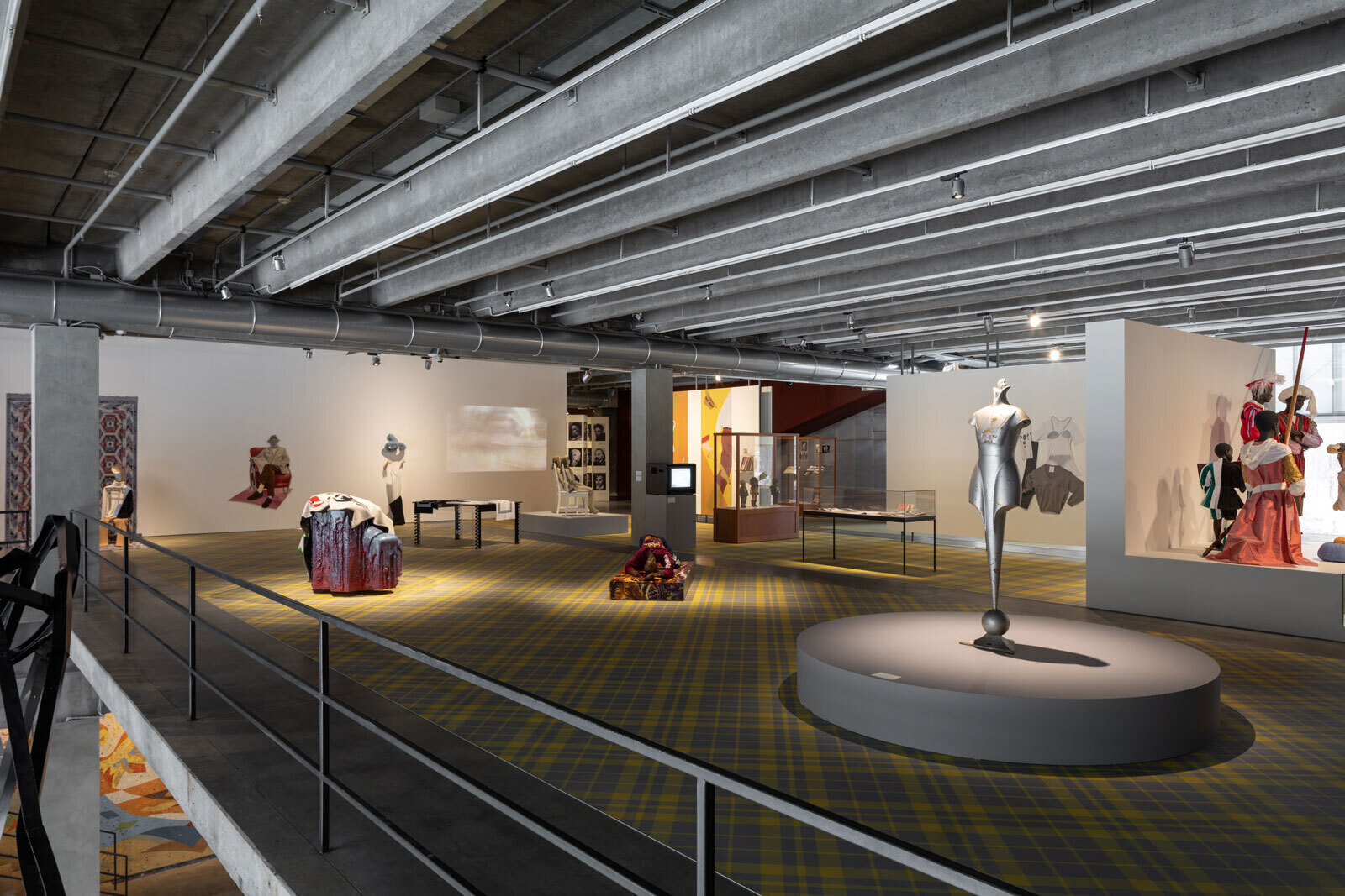 Выставка Atelier E.B «Прохожий» в Музее современного искусства «Гараж». Москва, 2020Фото: Иван Ерофеев© Музей современного искусства «Гараж»