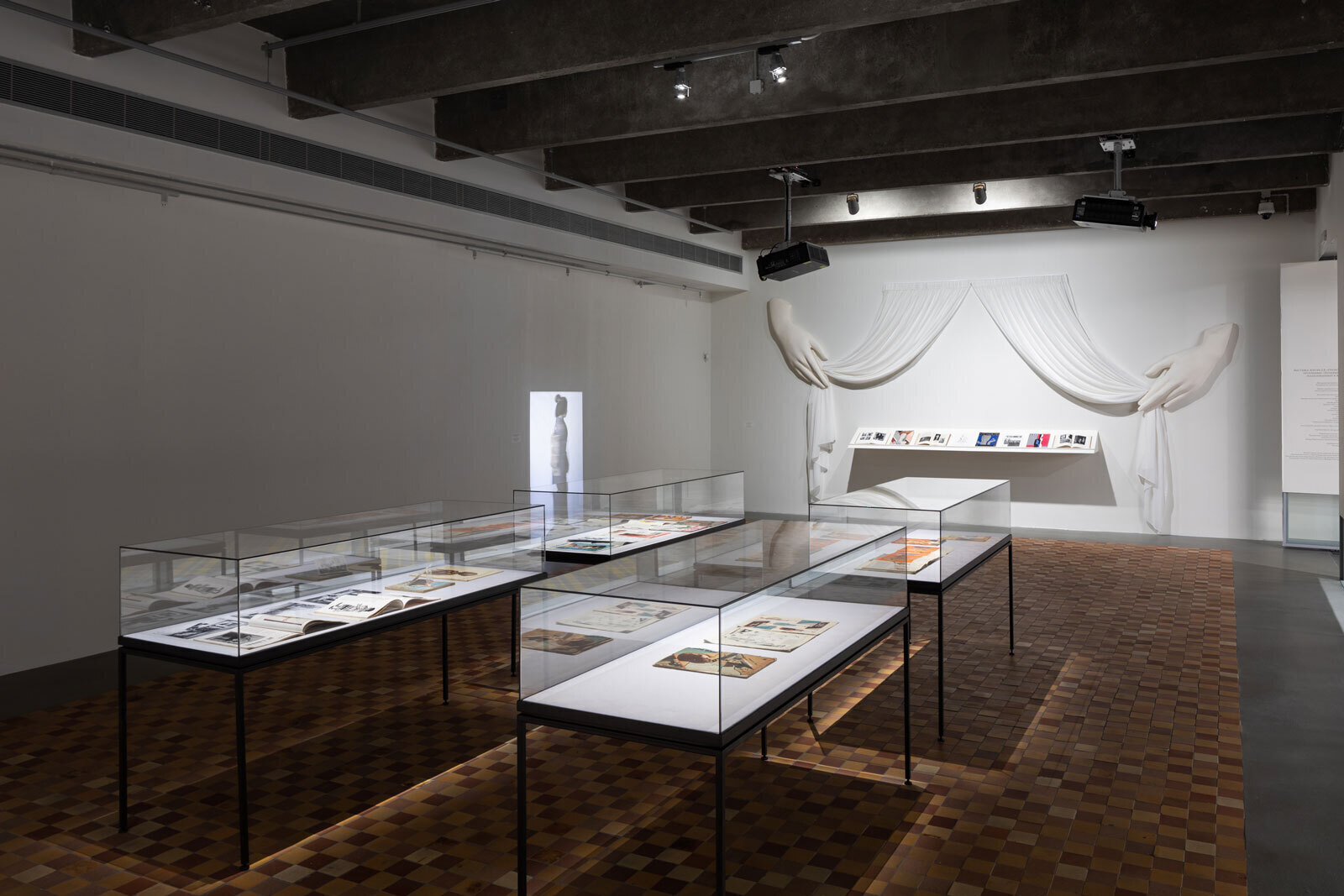 Выставка Atelier E.B «Прохожий» в Музее современного искусства «Гараж». Москва, 2020Фото: Иван Ерофеев© Музей современного искусства «Гараж»