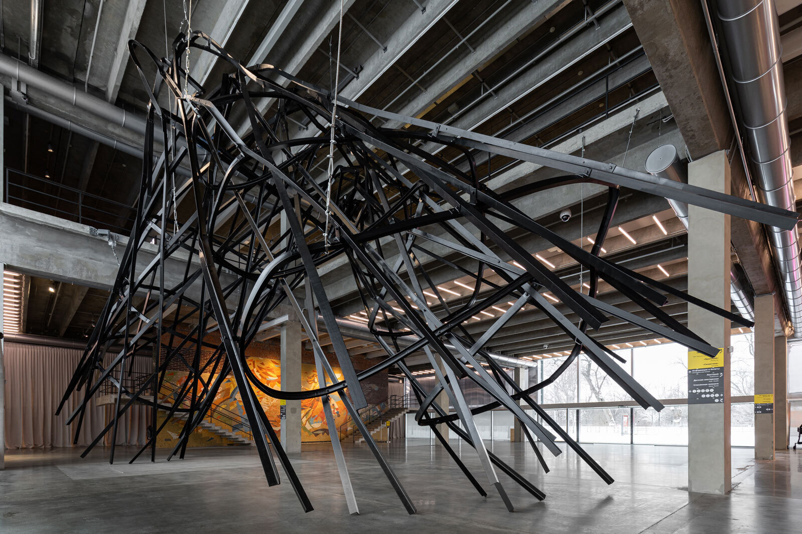 Моника Сосновская. Упражнения на конструкцию. Сгибание. 2020 Вид инсталляции в Музее современного искусства &laquo;Гараж&raquo; Фото: Иван Ерофеев &copy; Музей современного искусства &laquo;Гараж&raquo;