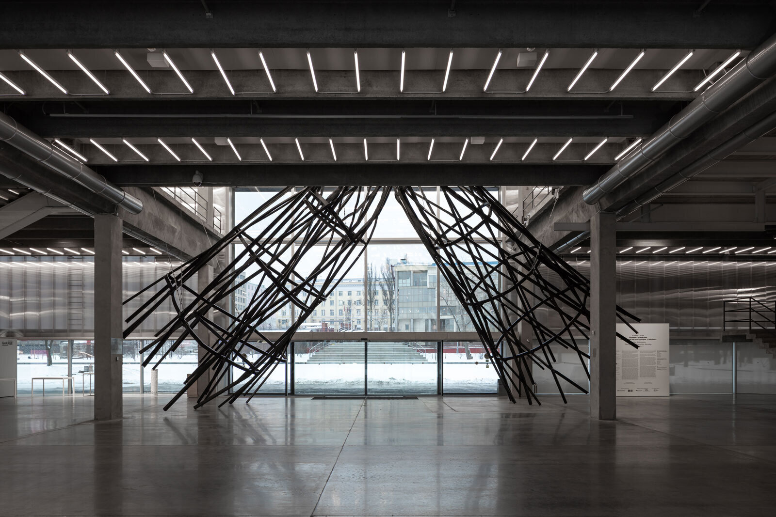 Моника Сосновская. Упражнения на конструкцию. Сгибание. 2020 Вид инсталляции в Музее современного искусства &laquo;Гараж&raquo; Фото: Иван Ерофеев &copy; Музей современного искусства &laquo;Гараж&raquo;