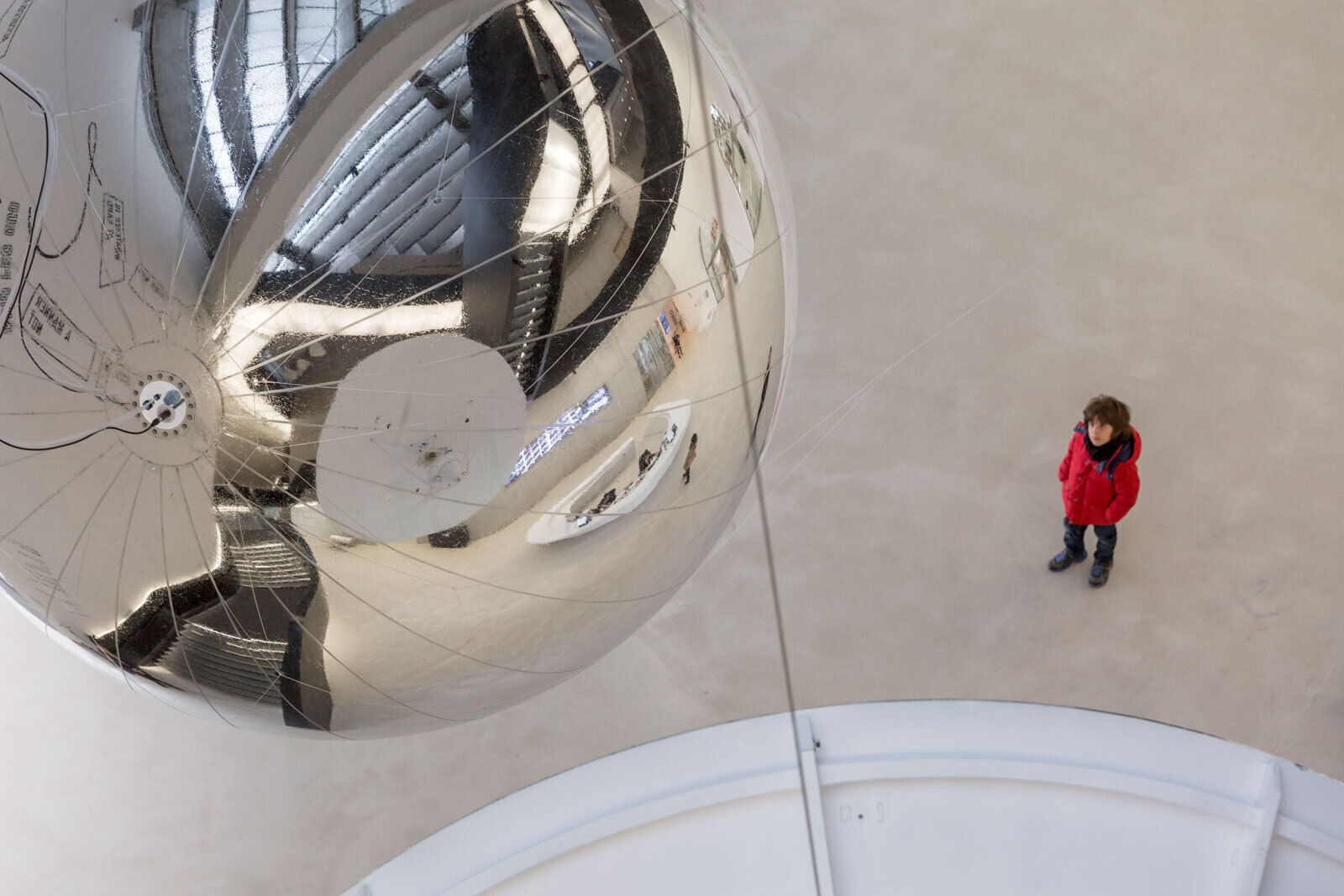 Томас СарасеноАэроцен 3. 2017Вид инсталляции на выставке Cosmic Concert, The Tuning Illusion в Национальном музее искусств ХХI века, Рим. 2017Предоставлено художником, галереей Andersen&rsquo;s, Копенгаген, галереей Ruth Benzacar, Буэнос-Айрес, галереей Tanya Bonakdar, Нью-Йорк / Лос-Анджелес, галереей Pinksummer contemporary art, Генуя, галереей Esther Schipper, БерлинФото: &copy; Studio Tom&aacute;s Saraceno, 2017