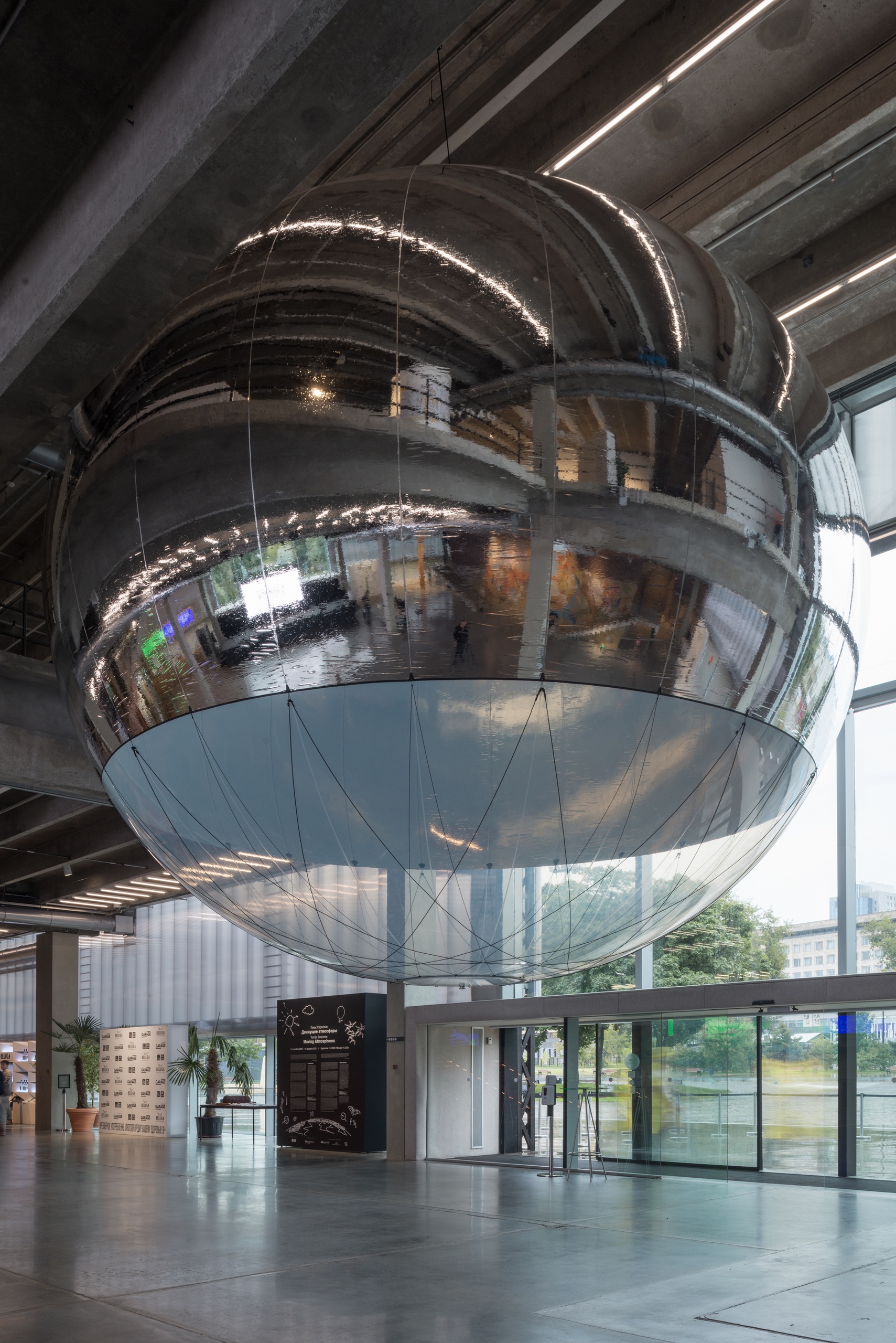 Вид инсталляции Томаса Сарасено &laquo;Движущие атмосферы&raquo; в Музее современного искусства&laquo;Гараж&raquo;, Москва. 2020Фото: Алексей Народицкий&copy; Музей современного искусства &laquo;Гараж&raquo;