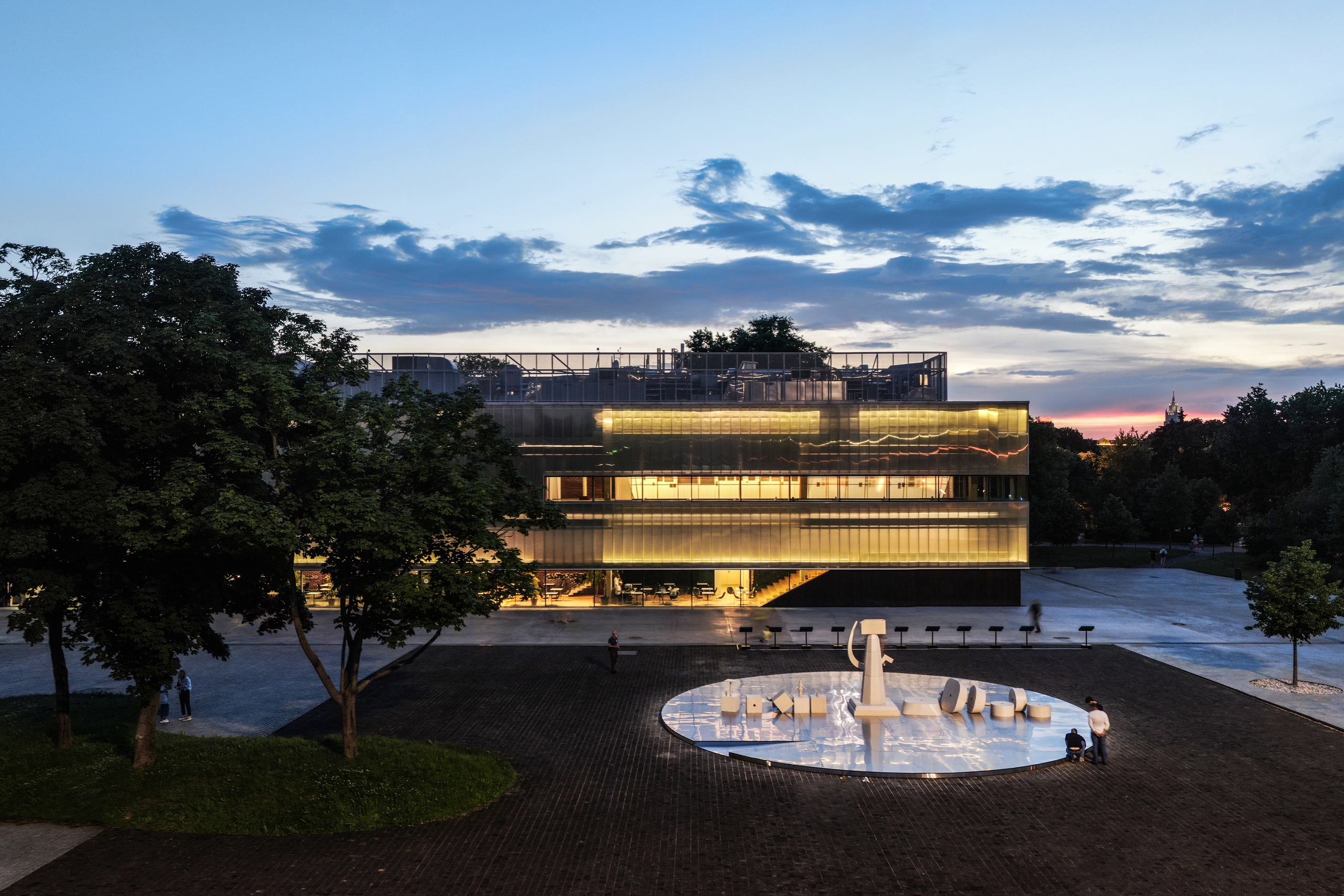 Ербосын Мельдибеков. «Трансформер». 2020Вид инсталляции на площади Искусств Музея современного искусства «Гараж», Москва.Фото: Даниил Анненков© Музей современного искусства «Гараж»