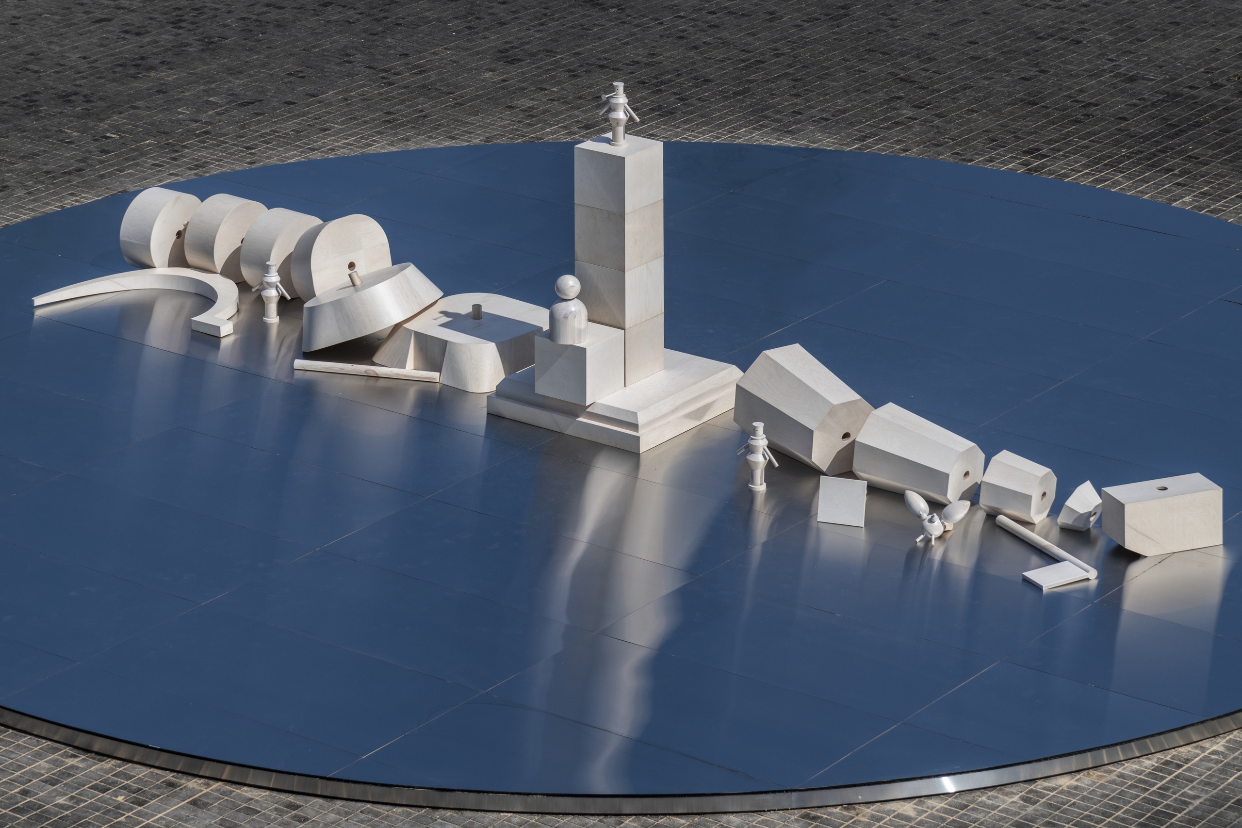 Ербосын Мельдибеков. «Трансформер». 2020Вид инсталляции на площади Искусств Музея современного искусства «Гараж», Москва.Фото: Даниил Анненков© Музей современного искусства «Гараж»