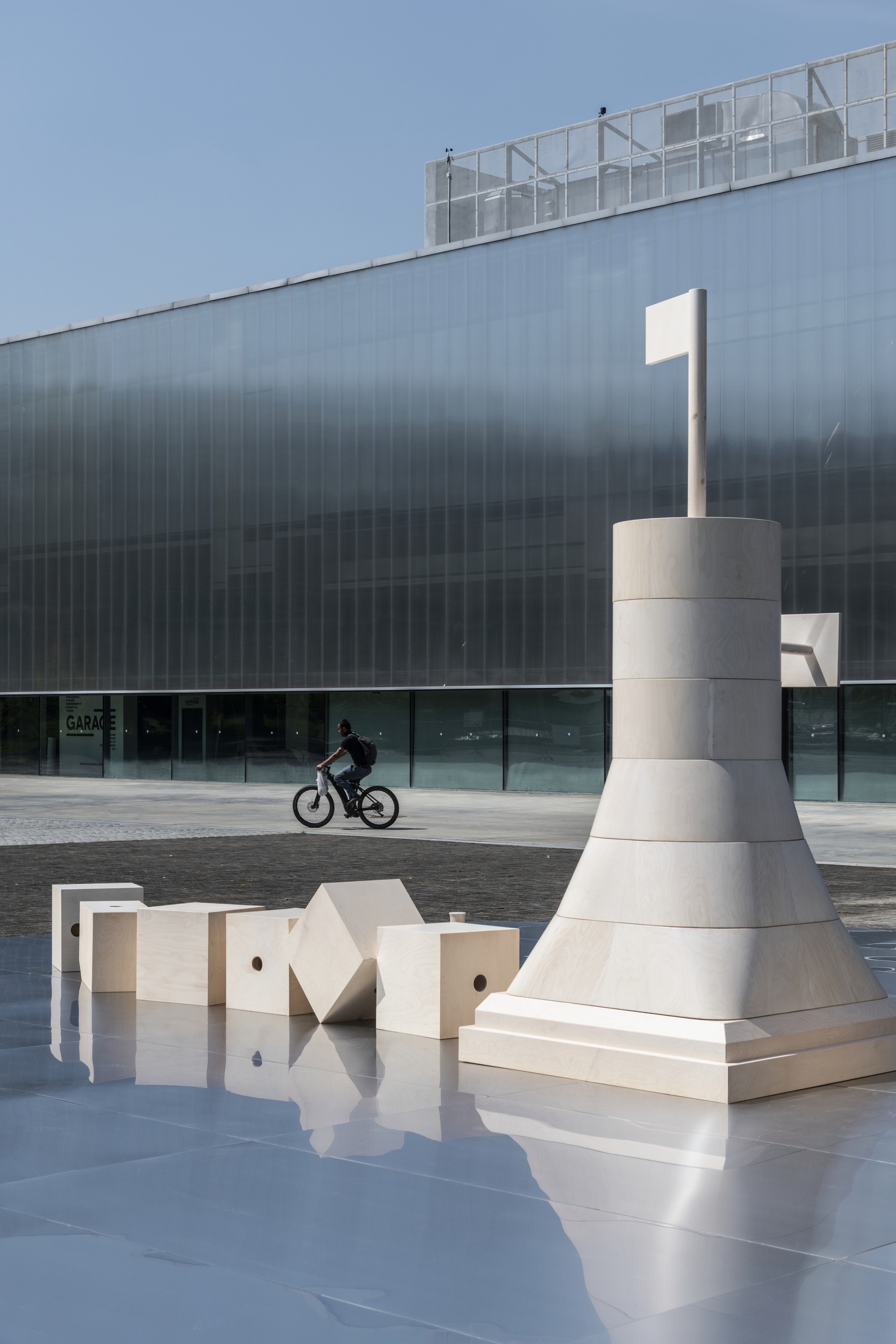 Ербосын Мельдибеков. «Трансформер». 2020Вид инсталляции на площади Искусств Музея современного искусства «Гараж», Москва.Фото: Даниил Анненков© Музей современного искусства «Гараж»