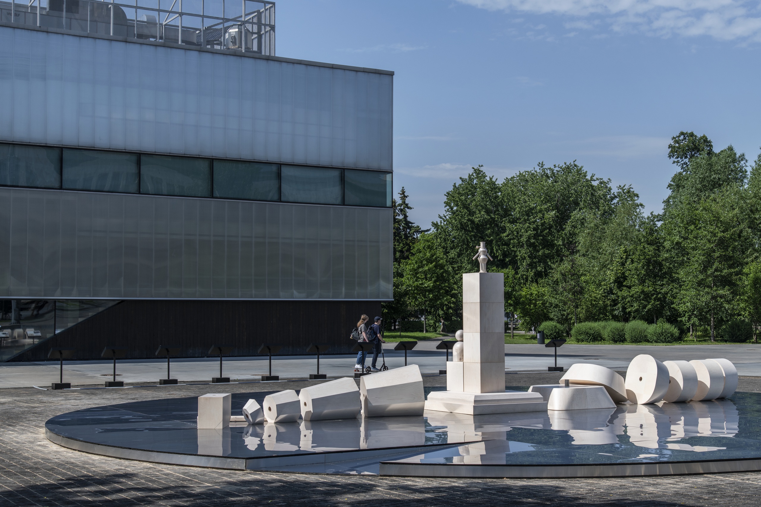 Ербосын Мельдибеков. «Трансформер». 2020Вид инсталляции на площади Искусств Музея современного искусства «Гараж», Москва.Фото: Даниил Анненков© Музей современного искусства «Гараж»