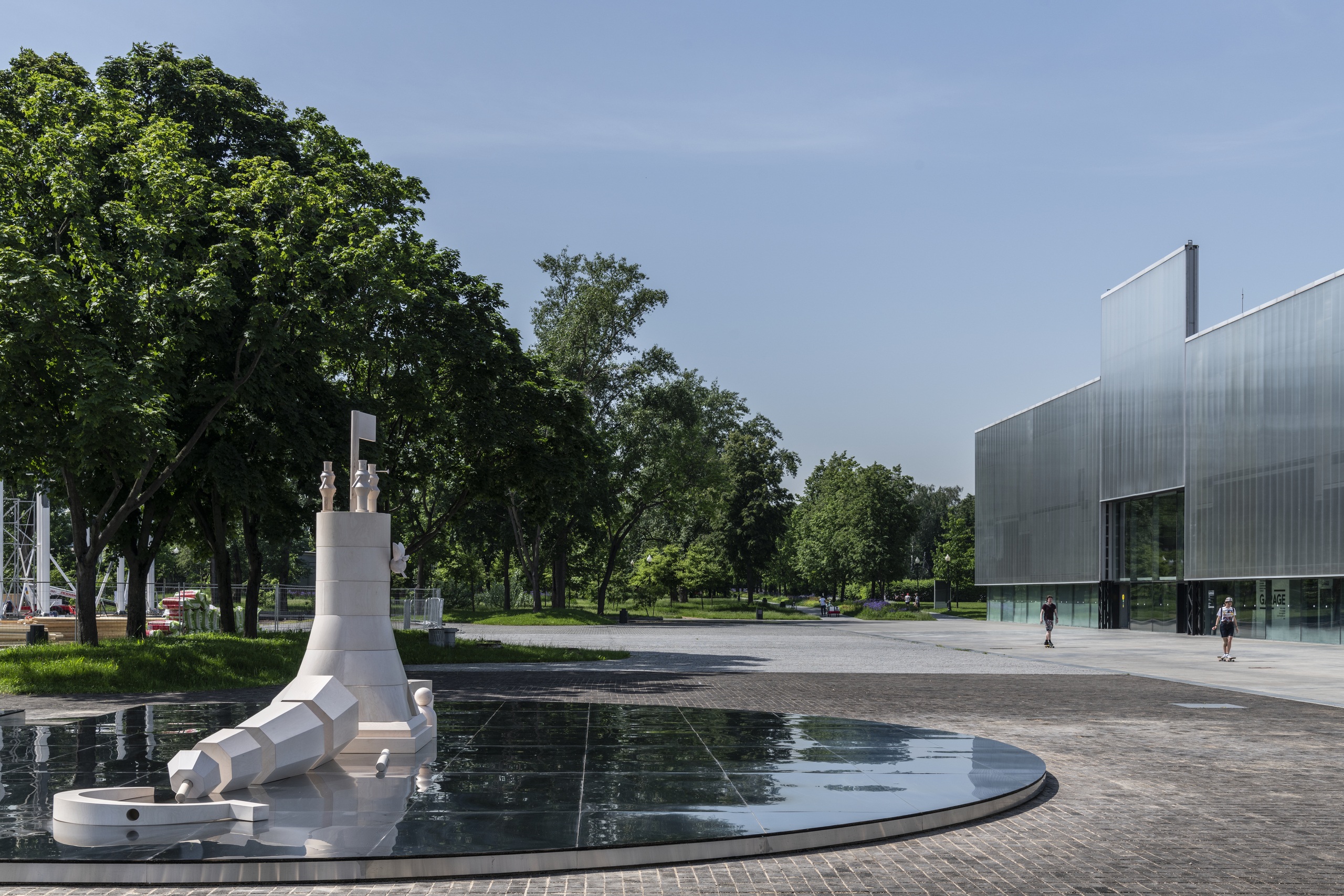 Ербосын Мельдибеков. «Трансформер». 2020Вид инсталляции на площади Искусств Музея современного искусства «Гараж», Москва.Фото: Даниил Анненков© Музей современного искусства «Гараж»