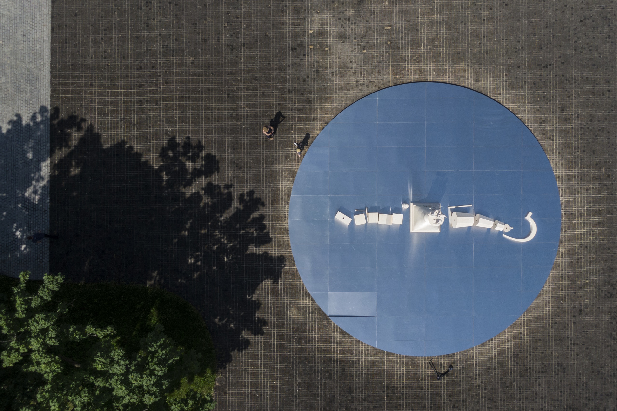 Ербосын Мельдибеков. «Трансформер». 2020Вид инсталляции на площади Искусств Музея современного искусства «Гараж», Москва.Фото: Даниил Анненков© Музей современного искусства «Гараж»