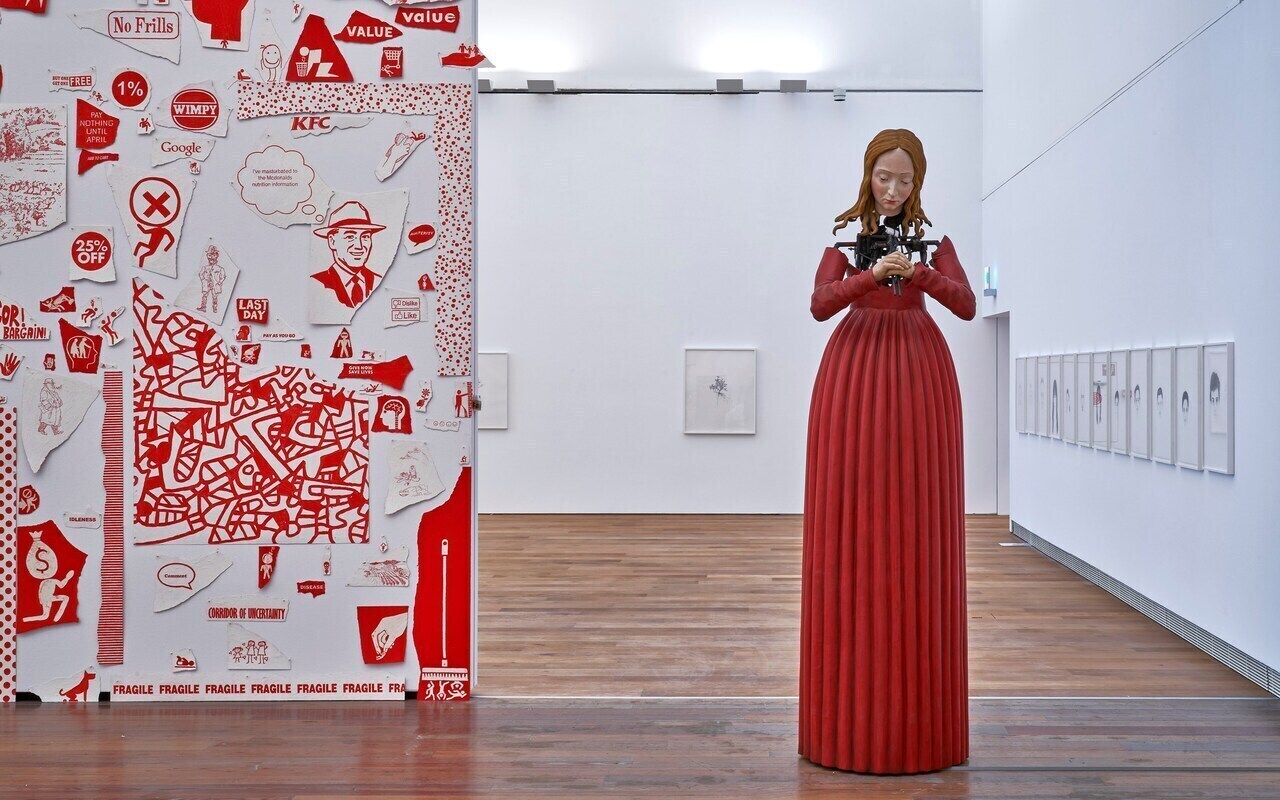 Майкл Лэнди. &laquo;Последние новости&raquo; (2015&ndash;2016) и &laquo;Святая Аполлония&raquo; (2013). &copy; Michael Landy. Предоставлено галереей Thomas Dane, Лондон