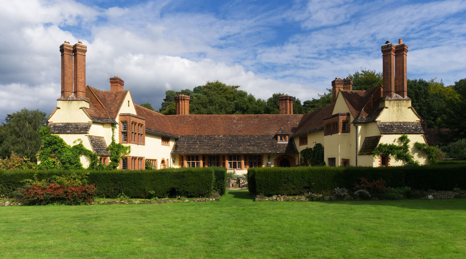 Годдардс. Графство Суррей, Великобритания. 1898&ndash;1900, расширен в 1910. Источник: Wikipedia&nbsp;/&nbsp;Suspensa Wix