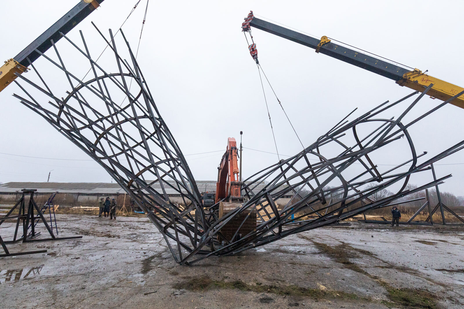 Производство инсталляции Моники Сосновской «Упражнения на конструкцию. Сгибание». 2019Фото: Иван Ерофеев© Музей современного искусства «Гараж»