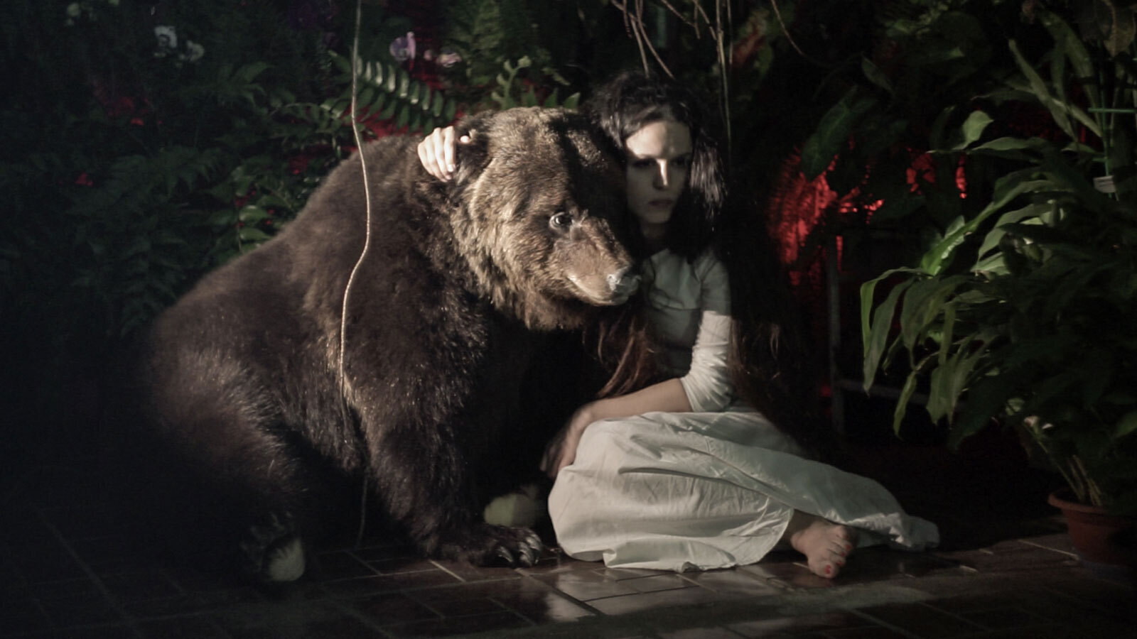 Перформанс «Адаптация»Художники: Оля Кройтор, Алексей Коханов Художник по свету: Алена Осина Режиссер и оператор: Филипп Якушин Куратор: Даша Демехина При поддержке Государственного биологического музея имени К. А. Тимирязева и галереи-мастерской «ГРАУНД Солянка»