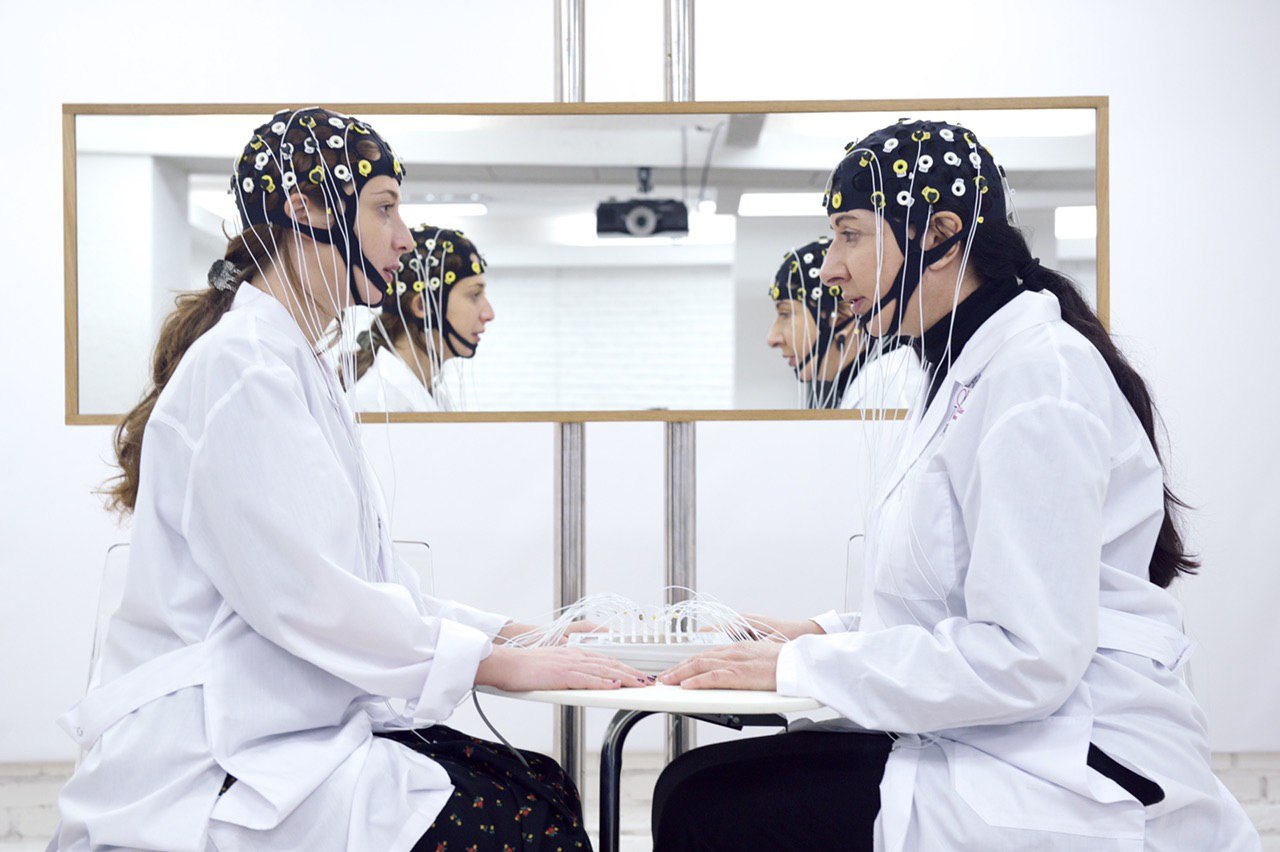 Фото: Алан ВоубаМарина Абрамович. Измеряя магию взгляда. 2011. Эксперимент-перформанс.&nbsp;