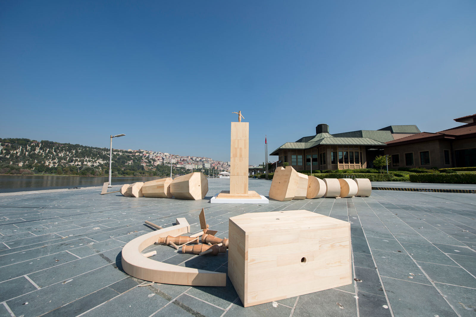 Ербосын Мельдибеков. Трансформер. 2013ДеревоВид инсталляции на ярмарке Art International Istanbul, СтамбулПредоставлено галереей Aspan, Алма-Ата