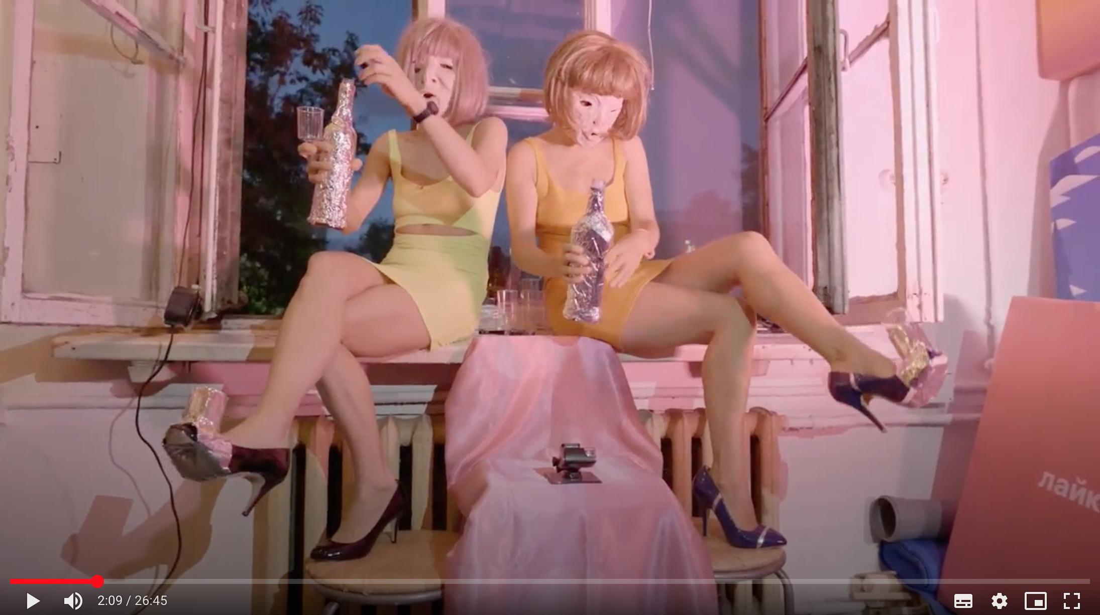 Группа «Твин». Коктейль «Подкаблучник». 28 июля 2019Кадр из видеодокументации перформансаАрхив Музея современного искусства «Гараж»