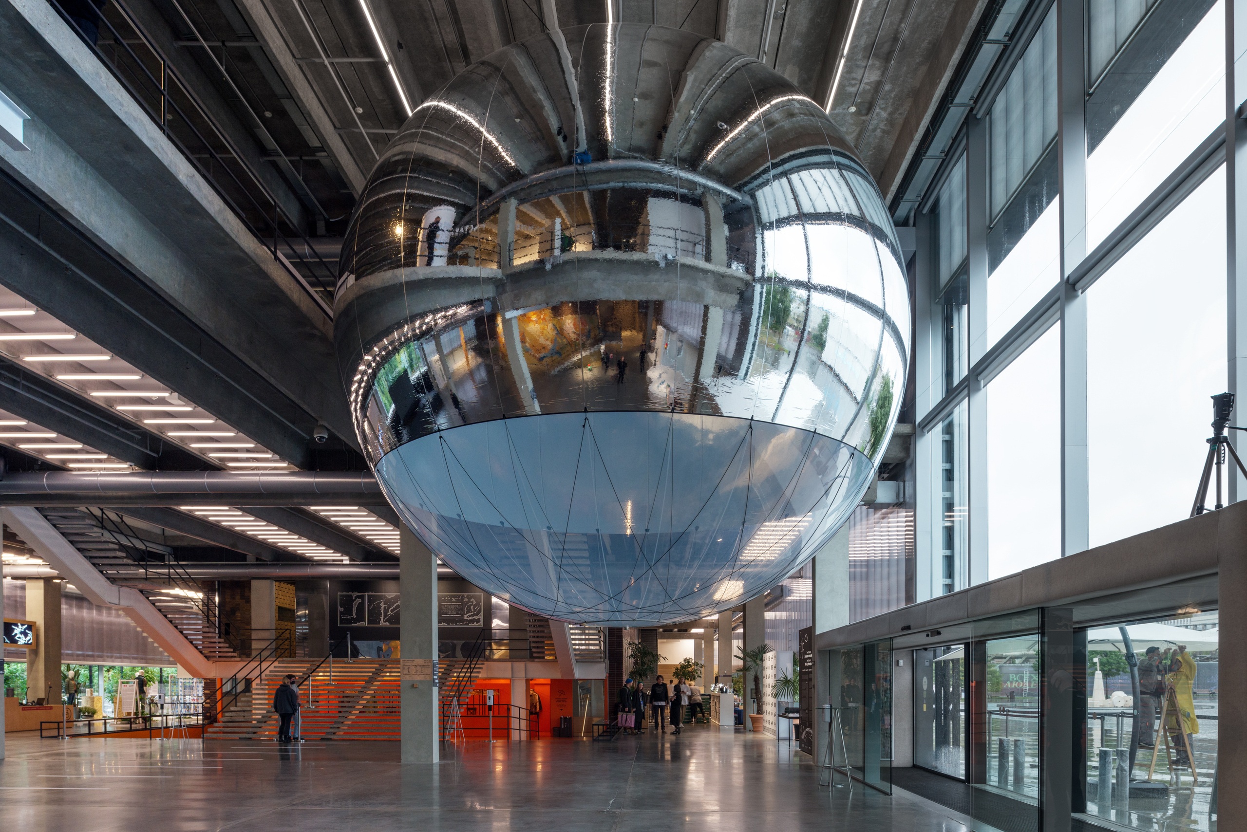 Вид инсталляции Томаса Сарасено &laquo;Движущие атмосферы&raquo; в Музее современного искусства&laquo;Гараж&raquo;, Москва. 2020Фото: Алексей Народицкий&copy; Музей современного искусства &laquo;Гараж&raquo;