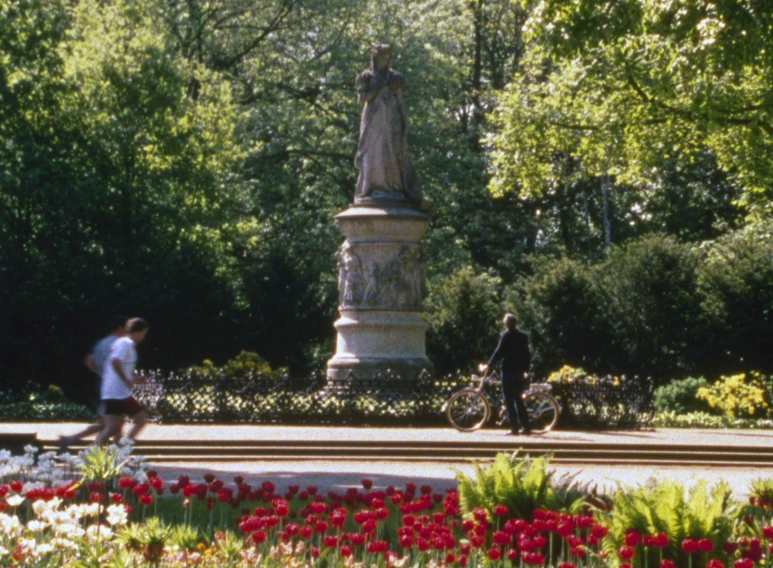 Родни Грэм. Фонокинетоскоп. 2001Фильм на 16-мм пленке (5 мин.), проигрыватель, виниловая пластинкаКоллекция Рингир, Швейцария