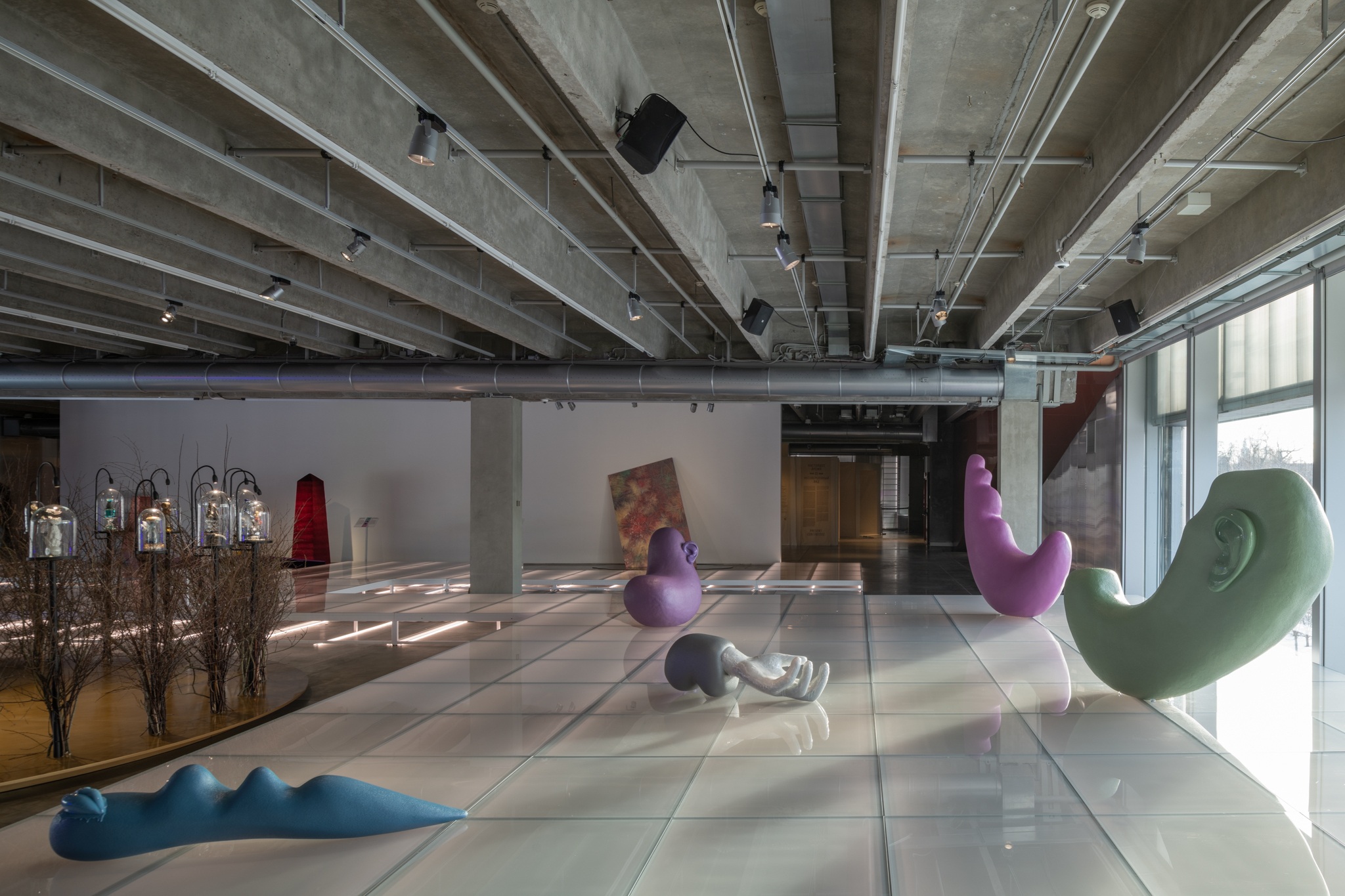 Вид экспозиции выставки «Выбирая дистанцию: спекуляции, фейки, прогнозы в эпохукоронацена». Музей современного искусства «Гараж», Москва. 2021Фото: Юрий Пальмин© Музей современного искусства «Гараж»