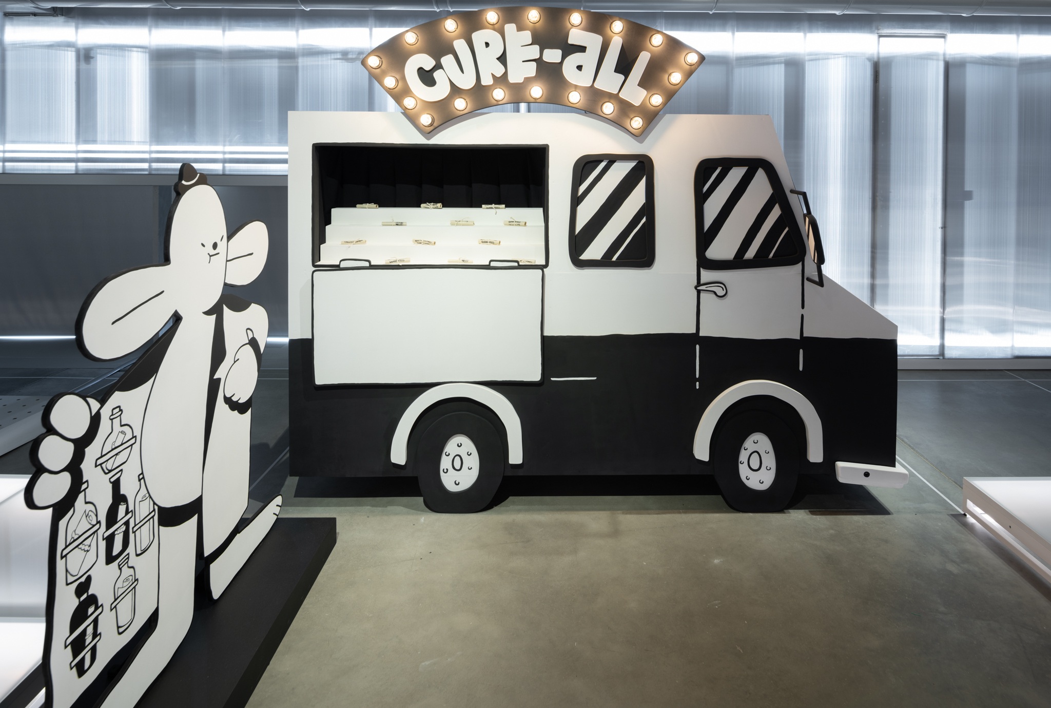 Вид экспозиции выставки «Выбирая дистанцию: спекуляции, фейки, прогнозы в эпохукоронацена». Музей современного искусства «Гараж», Москва. 2021Фото: Юрий Пальмин© Музей современного искусства «Гараж»