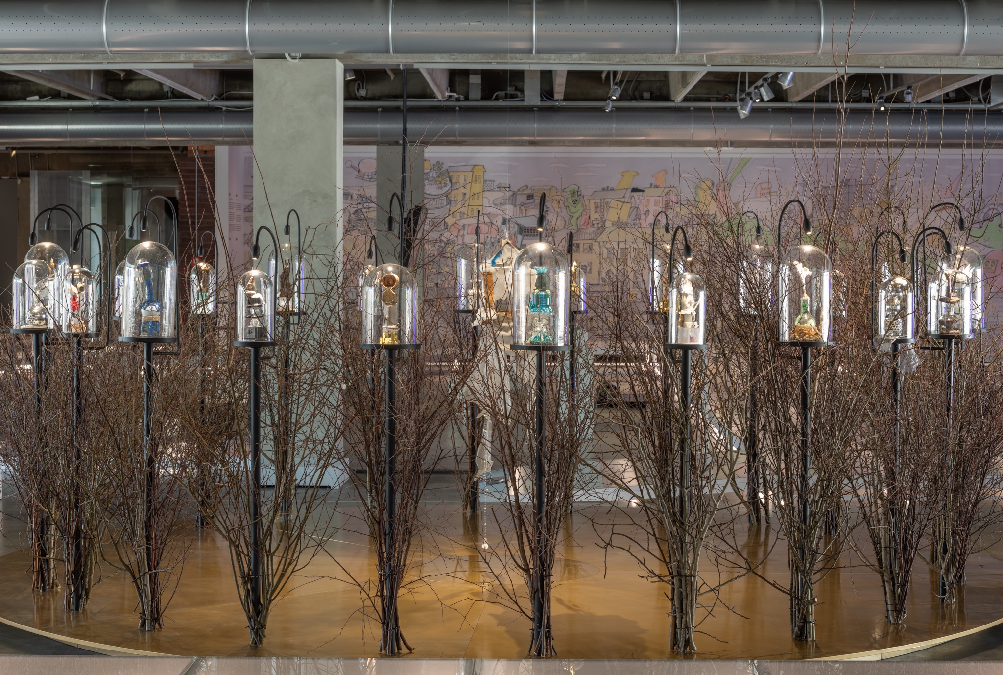 Вид экспозиции выставки «Выбирая дистанцию: спекуляции, фейки, прогнозы в эпохукоронацена». Музей современного искусства «Гараж», Москва. 2021Фото: Юрий Пальмин© Музей современного искусства «Гараж»