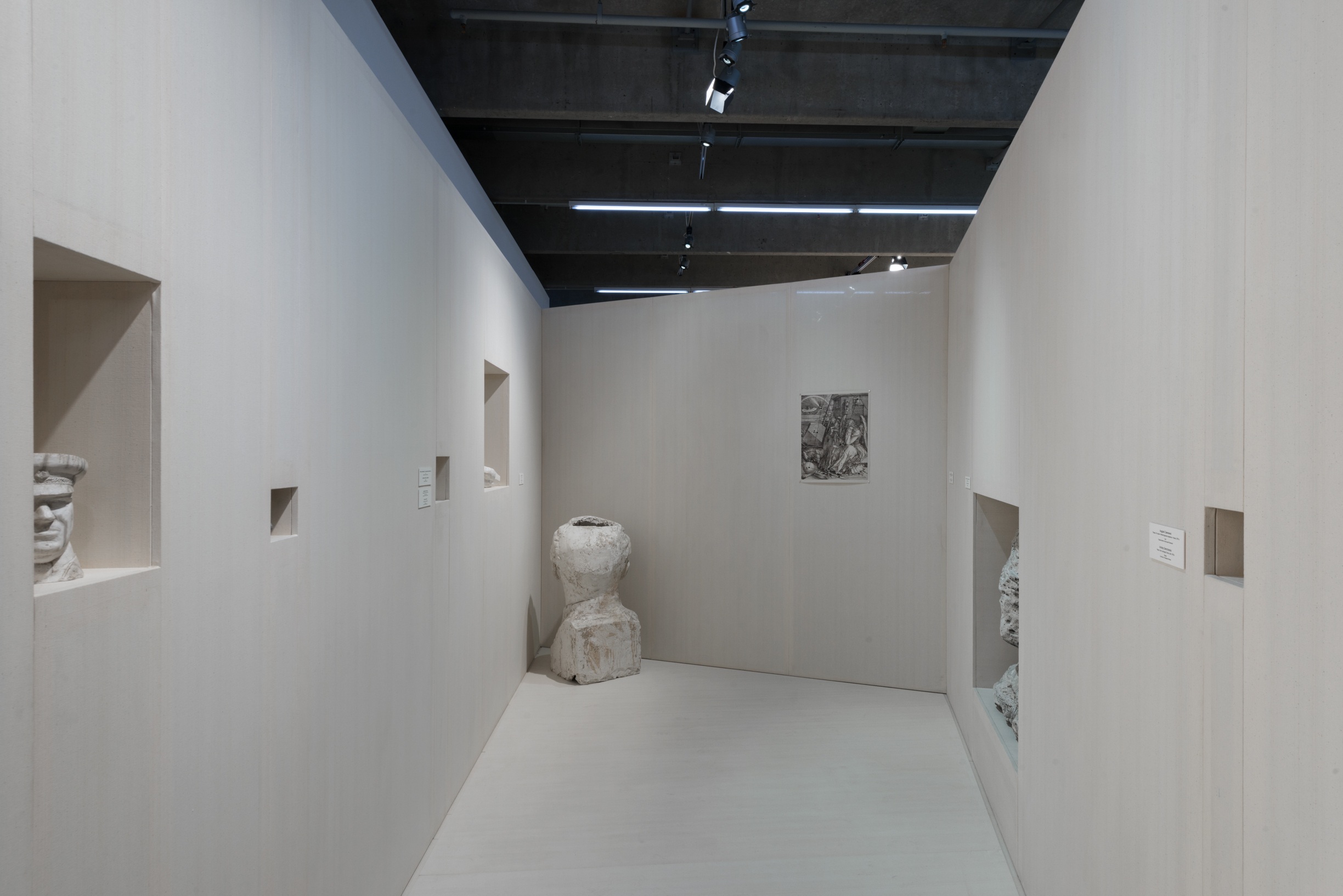 Вид экспозиции выставки «Настоящее время, несовершенный вид». Музей современногоискусства «Гараж», Москва. 2021Фото: Алексей Народицкий© Музей современного искусства «Гараж»