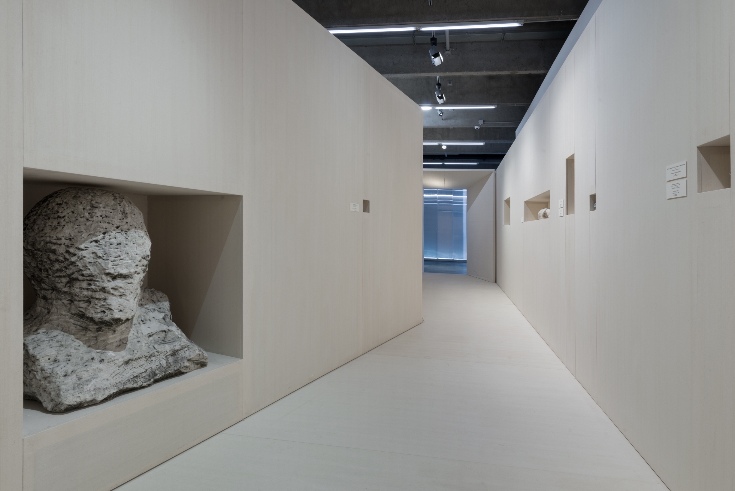 Вид экспозиции выставки «Настоящее время, несовершенный вид». Музей современногоискусства «Гараж», Москва. 2021Фото: Алексей Народицкий© Музей современного искусства «Гараж»