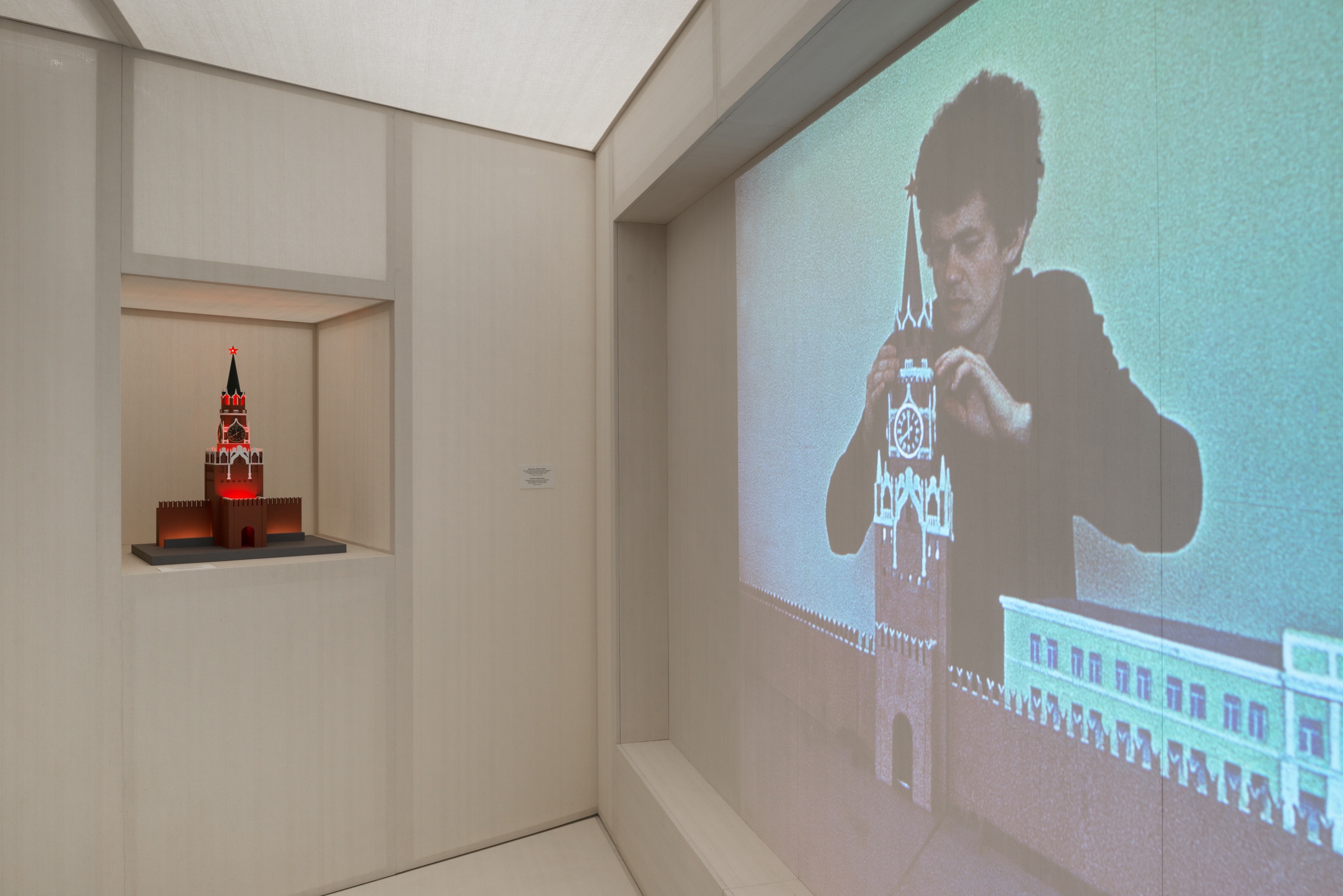 Вид экспозиции выставки «Настоящее время, несовершенный вид». Музей современногоискусства «Гараж», Москва. 2021Фото: Алексей Народицкий© Музей современного искусства «Гараж»