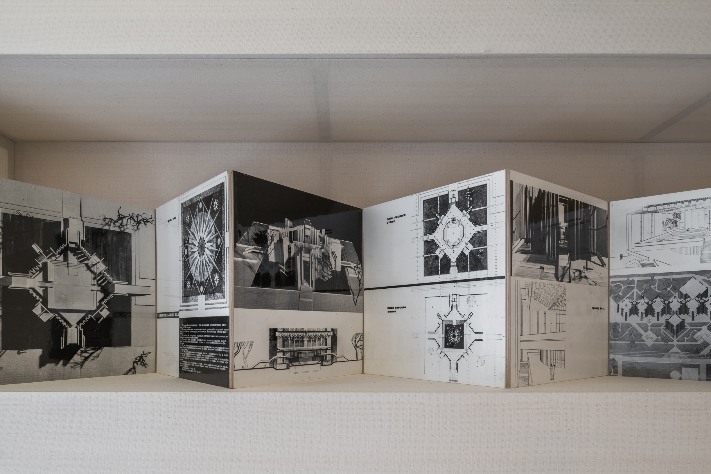 Вид экспозиции выставки «Настоящее время, несовершенный вид». Музей современногоискусства «Гараж», Москва. 2021Фото: Алексей Народицкий© Музей современного искусства «Гараж»