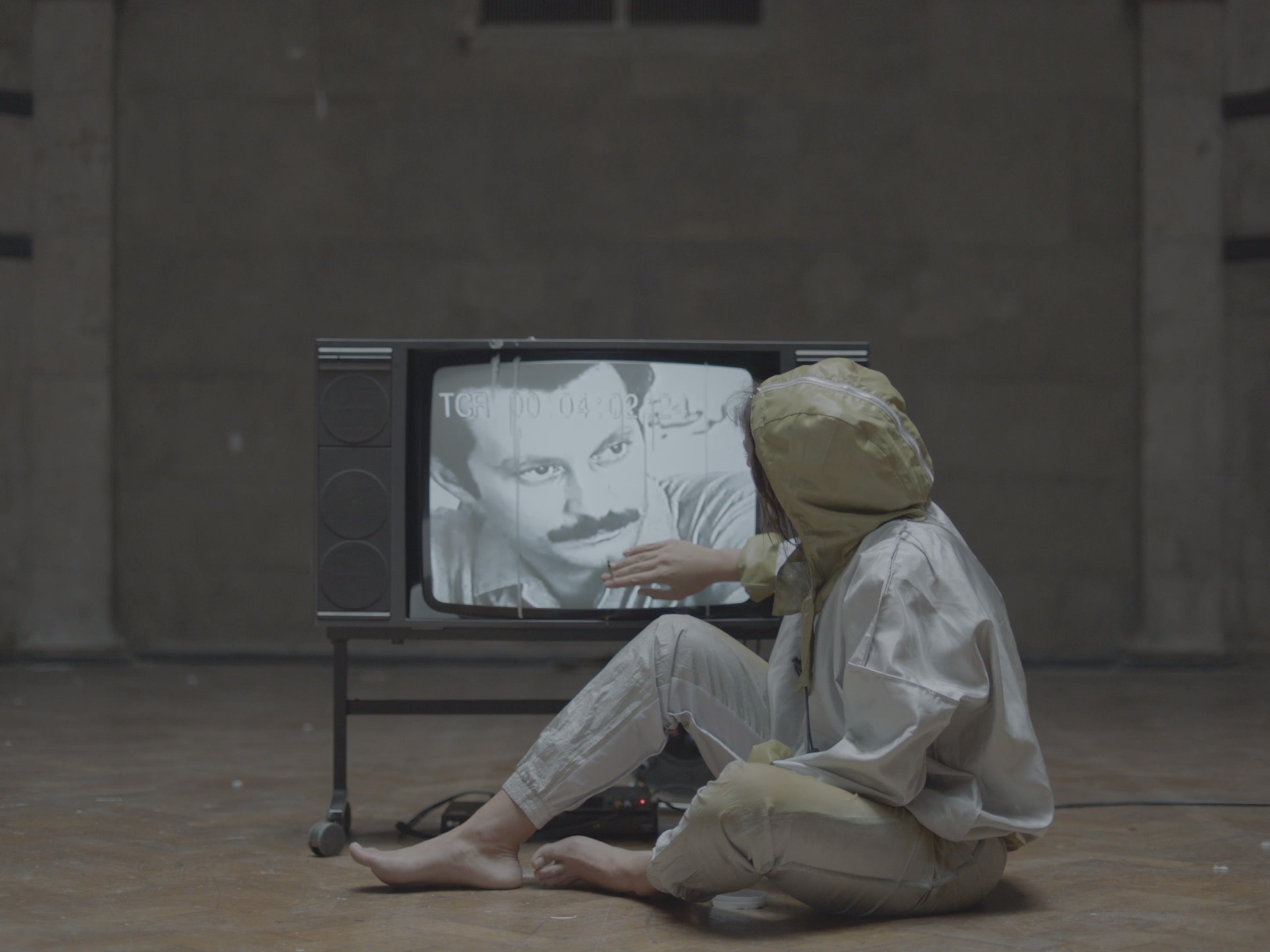 София аль-МарияПесня чудовищного типа. 2019Одноканальное HD-видео. 38 мин. 3 сек.Предоставлено художницей, Anna Lena Films, Париж, и Project Native Informant, Лондон