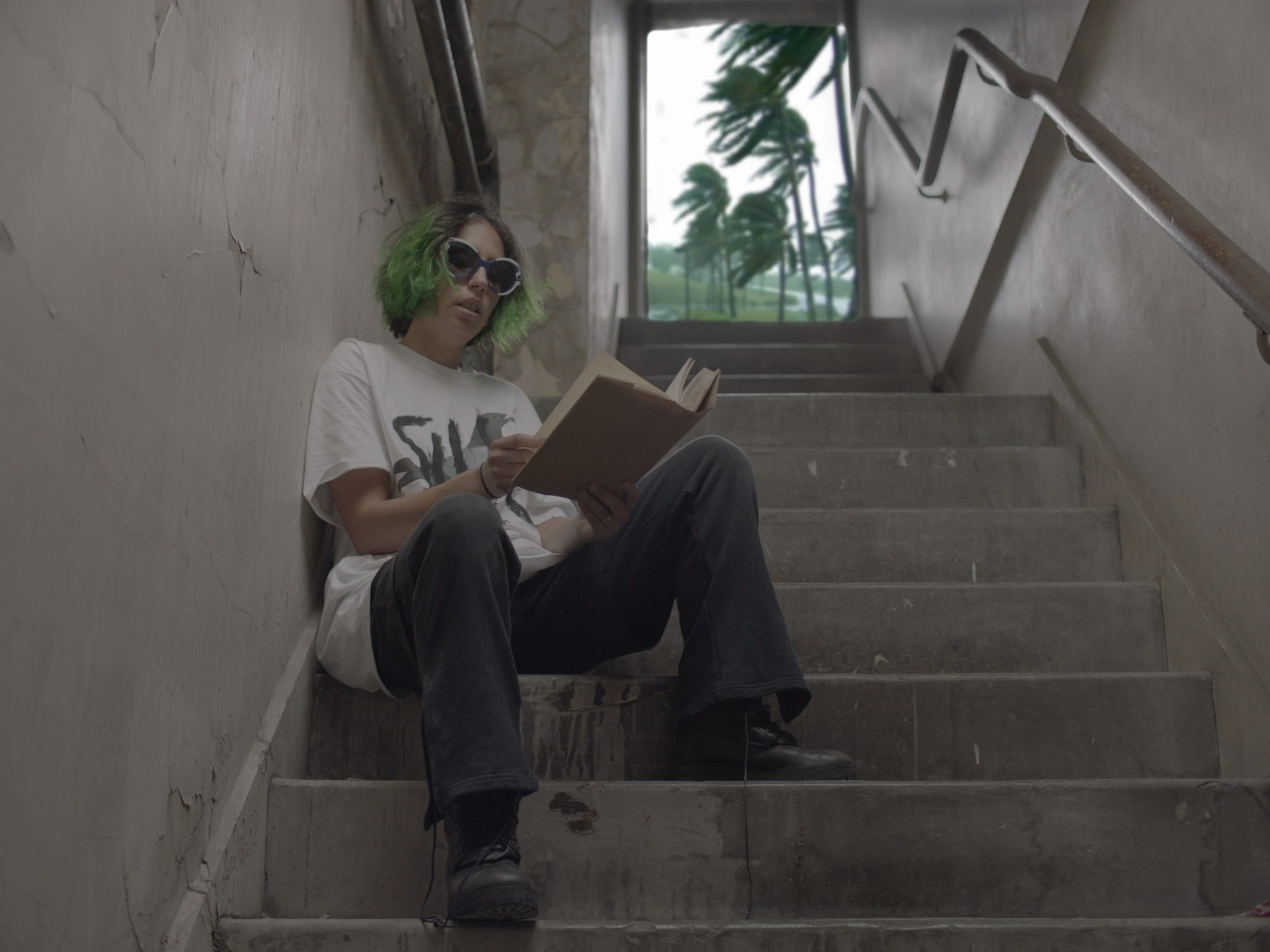 София аль-МарияПесня чудовищного типа. 2019Одноканальное HD-видео. 38 мин. 3 сек.Предоставлено художницей, Anna Lena Films, Париж, и Project Native Informant, Лондон