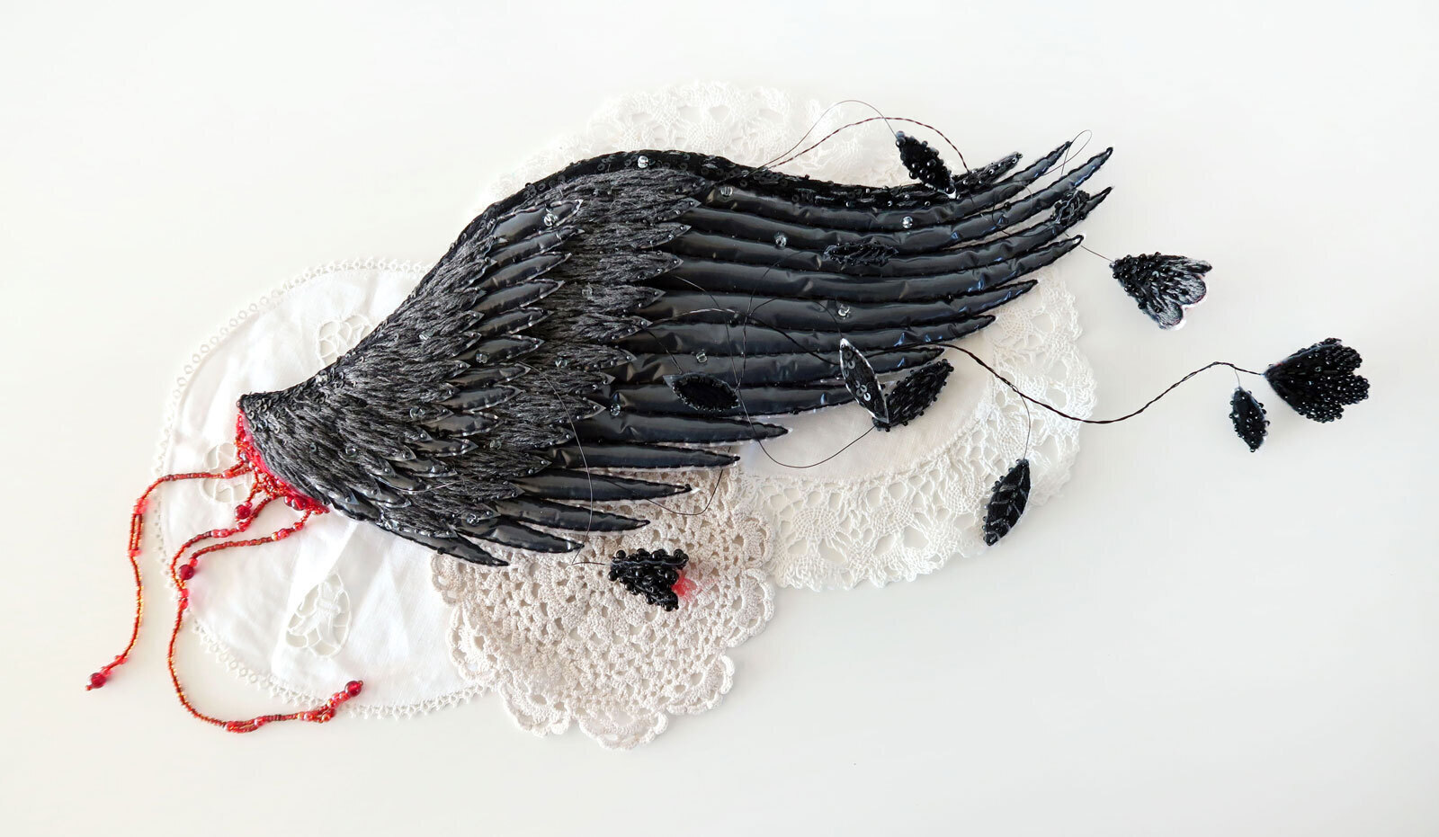 Наталья ГрезинаСтолетняя война. 2018&ndash;2021Полиэтилен, нитки, бусины, вата, шерсть, проволока, гербарий, полиэстер, бумага, карандаш, иголкаПредоставлено художницей