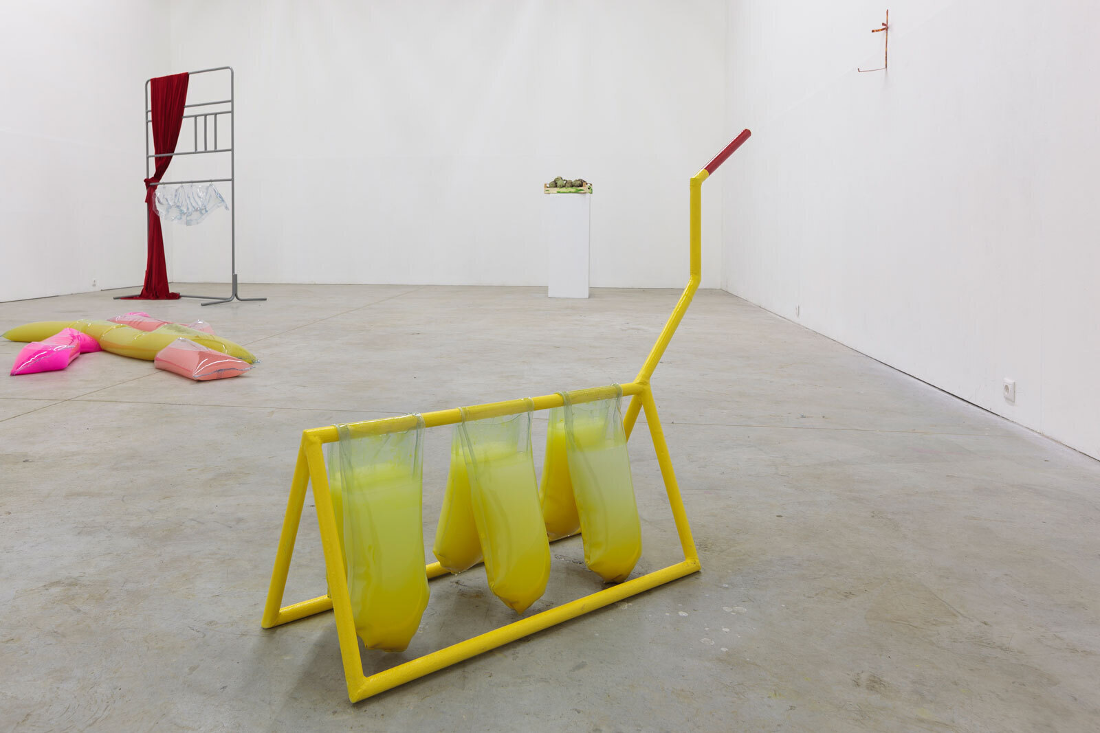 Ангелина МеренковаПикачу. 2017Металл, пластик, водаПредоставлено художницей и галереей pop/off/art