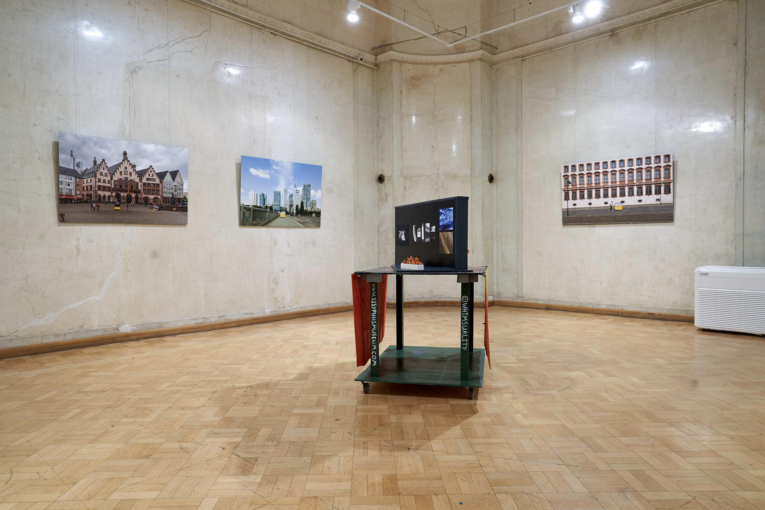 Вид экспозиции выставки &laquo;Пятая волна&raquo; в Государственном музее архитектуры им. А. В. Щусева, Москва. 2021Фото: Егор Слизяк&nbsp;&copy; Музей современного искусства &laquo;Гараж&raquo;