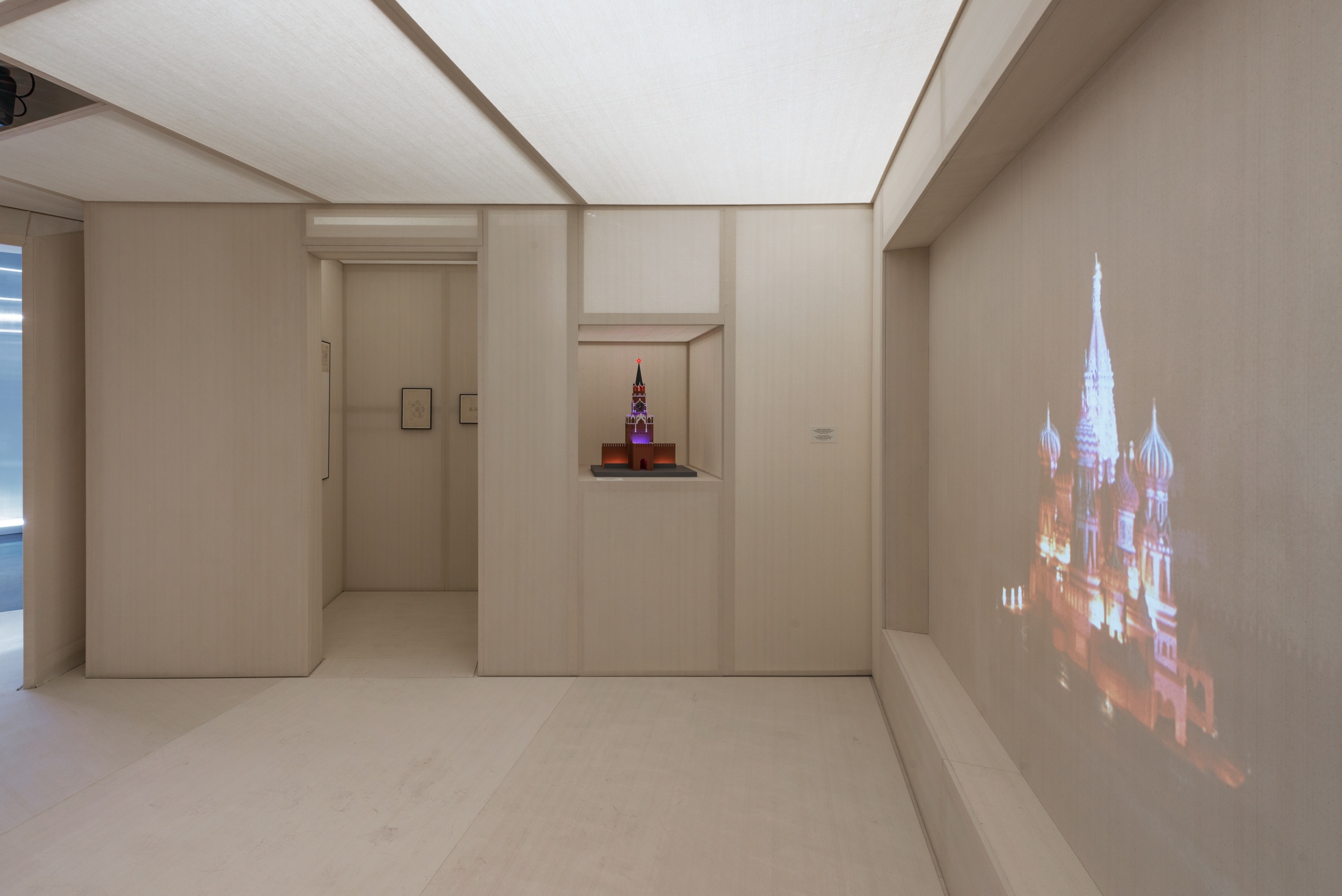 Вид экспозиции выставки &laquo;Настоящее время, несовершенный вид&raquo;. Музей современногоискусства &laquo;Гараж&raquo;, Москва. 2021Фото: Алексей Народицкий&copy; Музей современного искусства &laquo;Гараж&raquo;