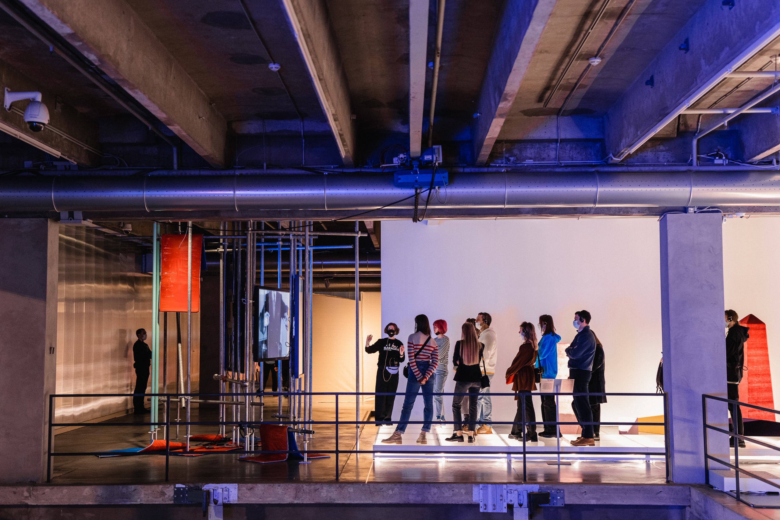 &laquo;Выбирая дистанцию: спекуляции, фейки, прогнозы в эпоху коронацена&raquo; в Музее современного искусства &laquo;Гараж&raquo;, Москва. 2021Фото: Анна Темерина&copy; Музей современного искусства &laquo;Гараж&raquo;