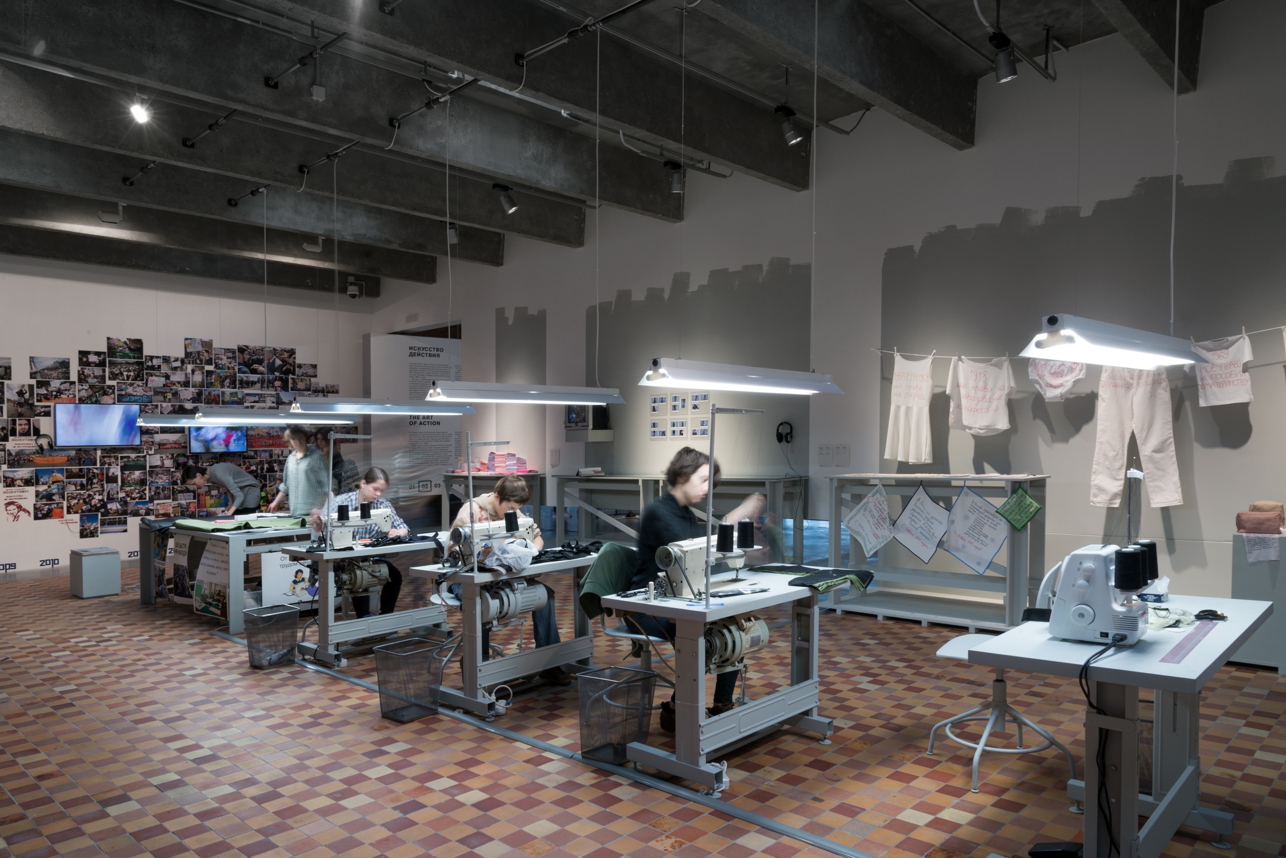 Перформанс группы «Швемы» в экспозиции секции «Искусство действия» на 1-й Триеннале российского современного искусства музея «Гараж». Фотография Алексея Народицкого, 2017. Предоставлено архивом современного искусства Музея «Гараж».