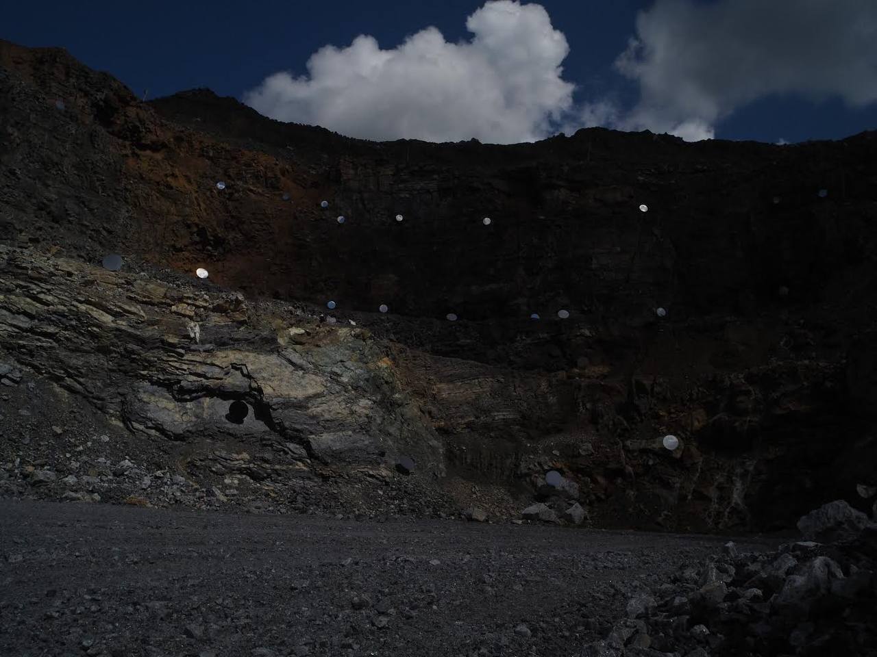 Василий Кононов-Гредин. Сад камней. 2021. Вид инсталляции в Березовском карьере, Сатка (Челябинская область). Предоставлено художником