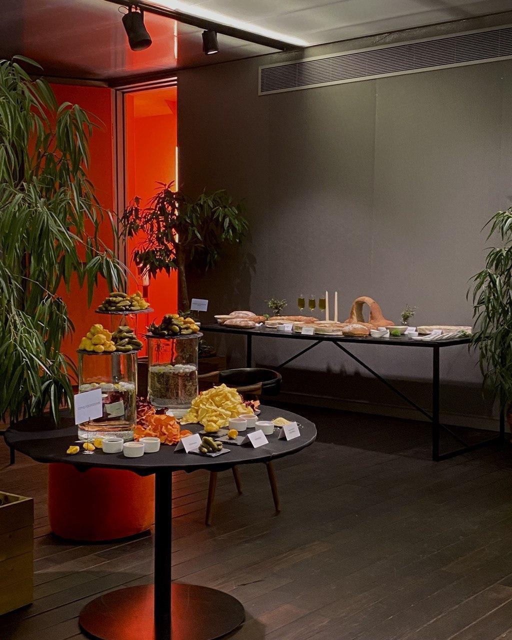 Юля Левин. Открывающий ужин конференции «Музей ощущений». 2022. Перформанс. Предоставлено художницей